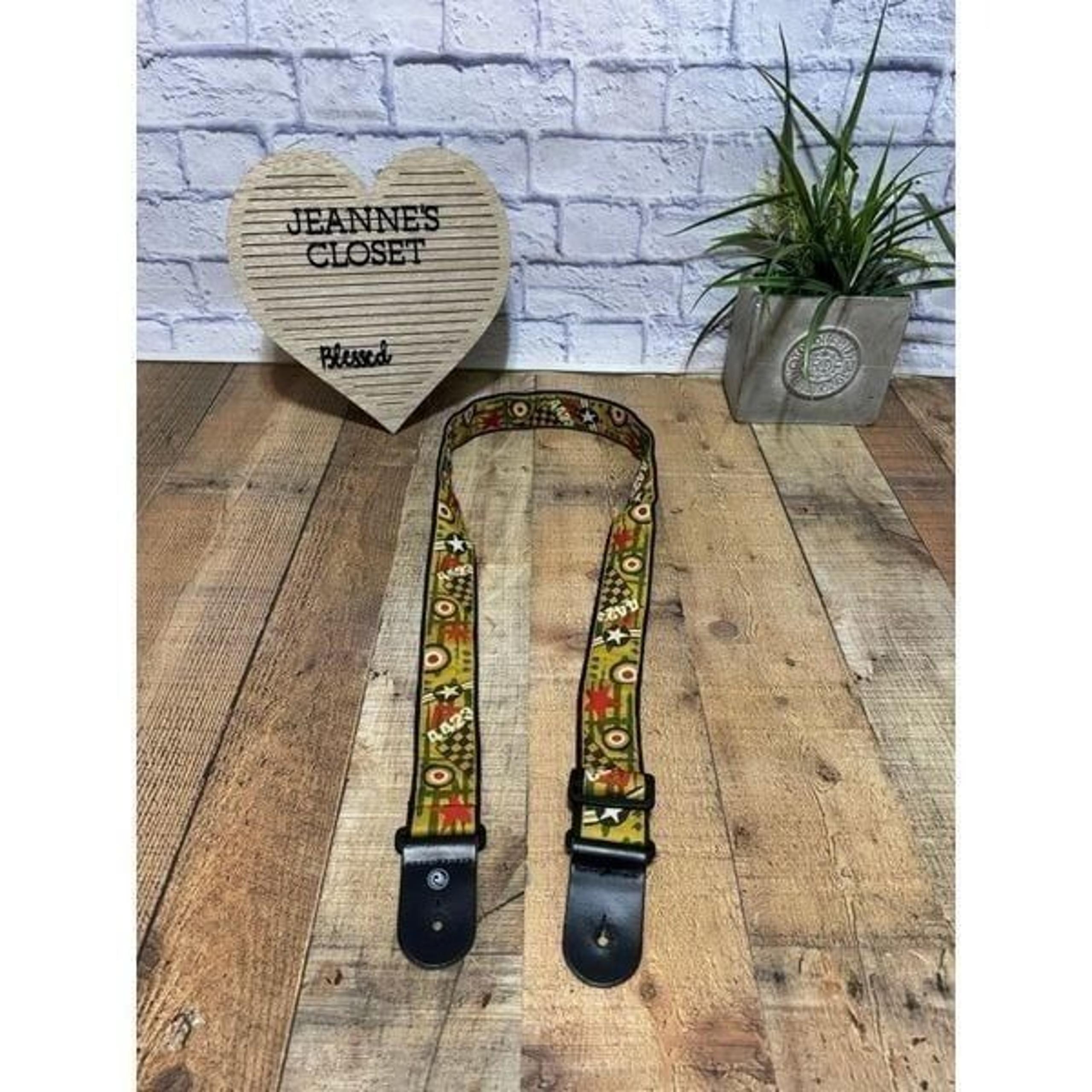 GUITAR STRAP. PLANET WAVES. MULTI COLOR PATTERN. ONE SIZE. This strap appears ne