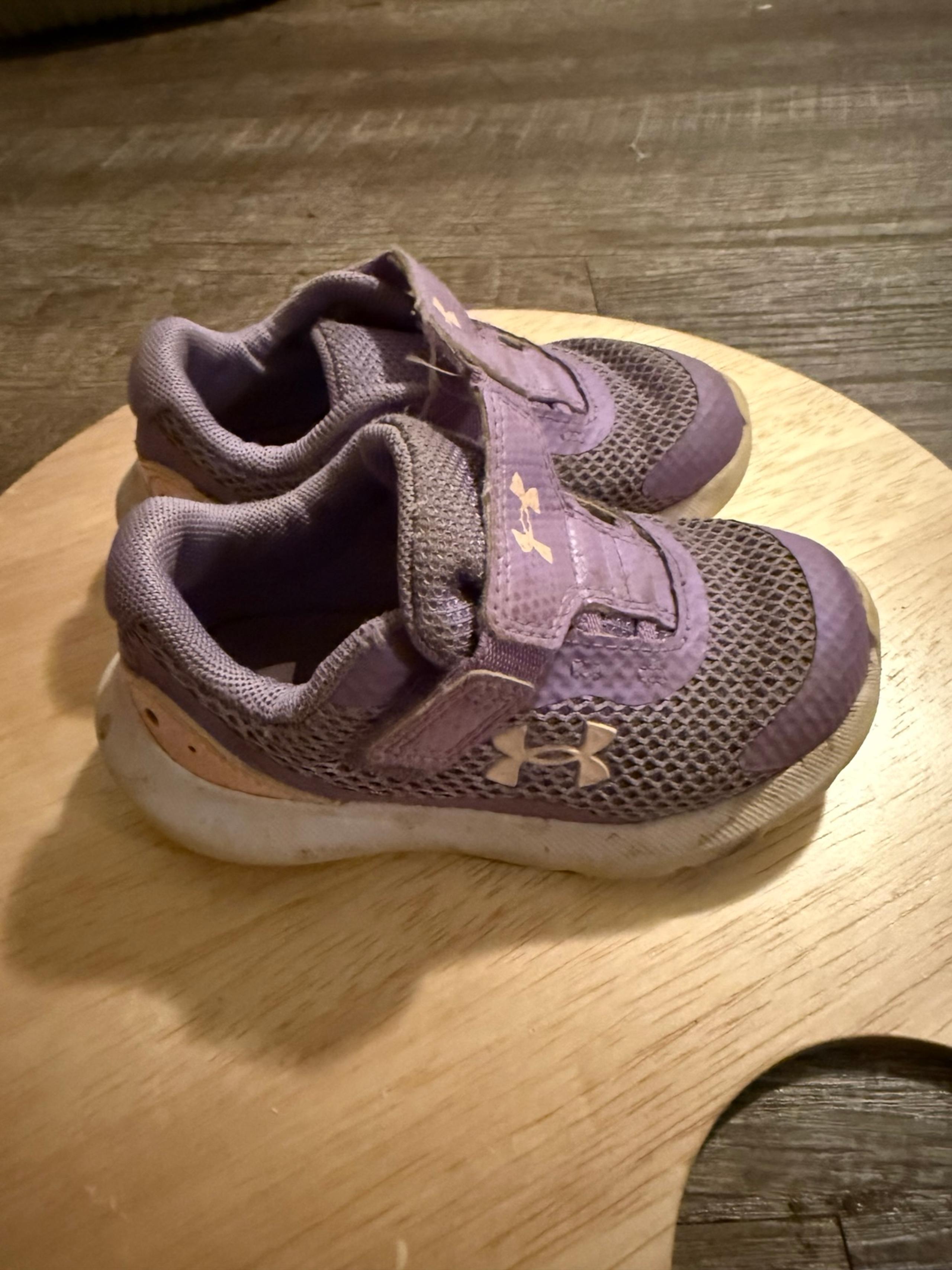 Girls Toddler Under Armour Shoes Size 7. VGUC