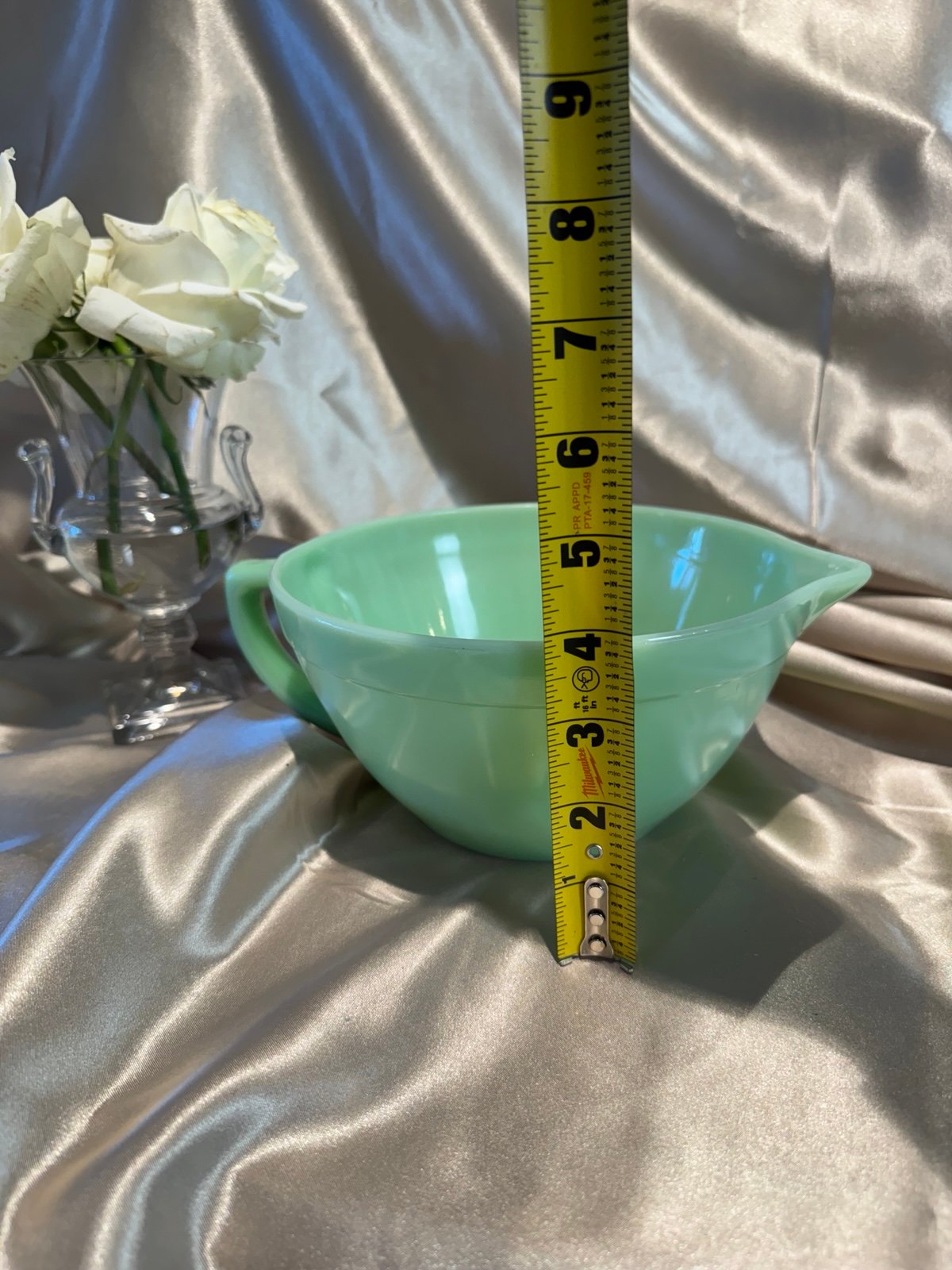 Beautiful vintage fire king Jadeite measuring bowl