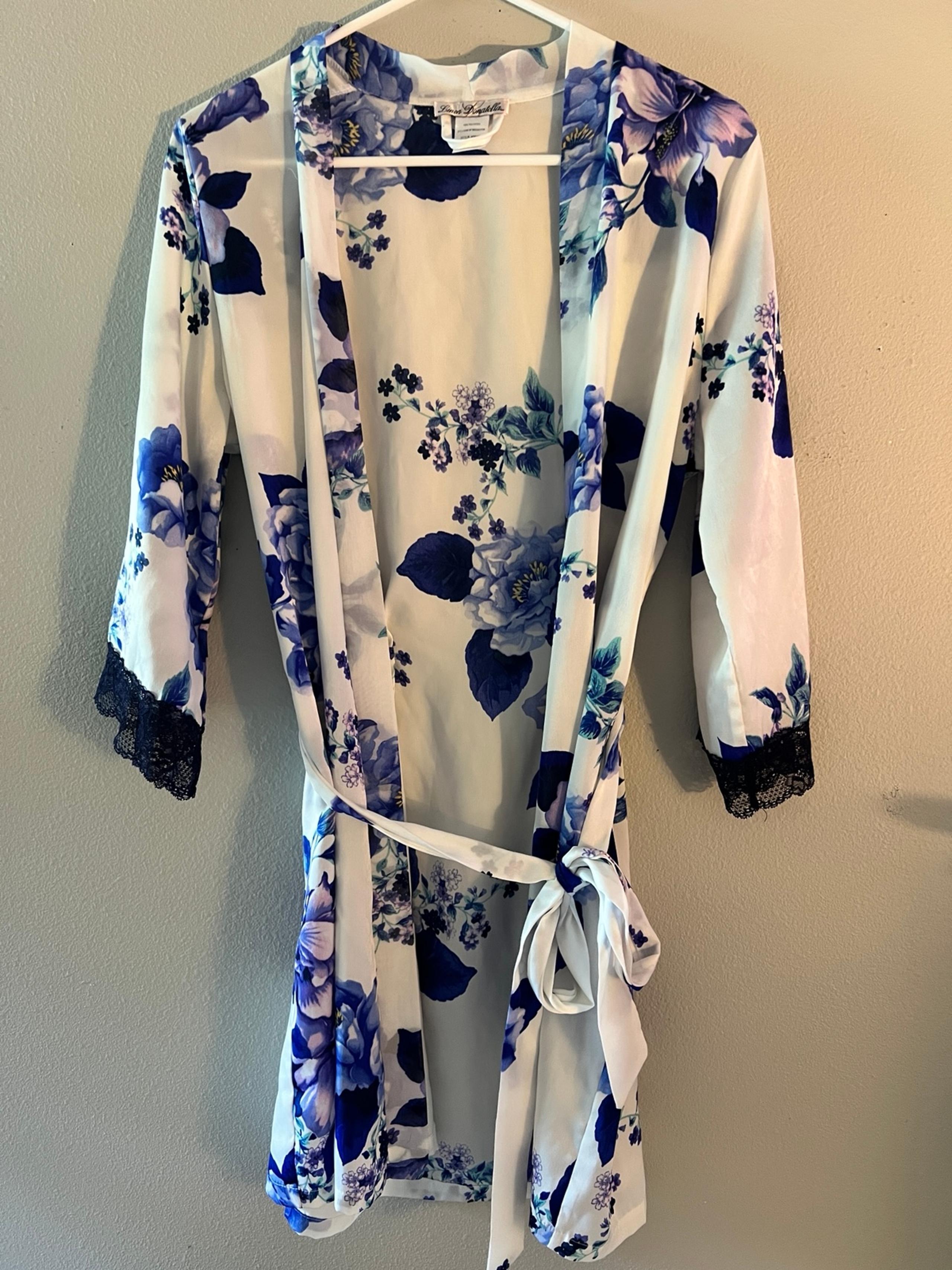 Floral Robe with Lace Accents - Linea Donatella