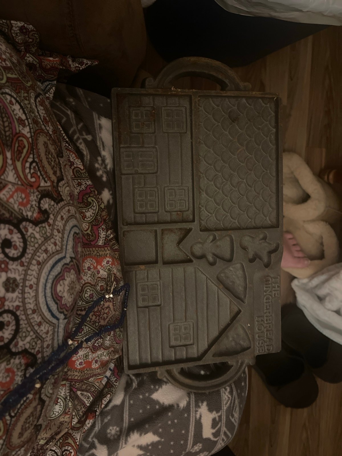 1985 gingerbread house mold cast iron