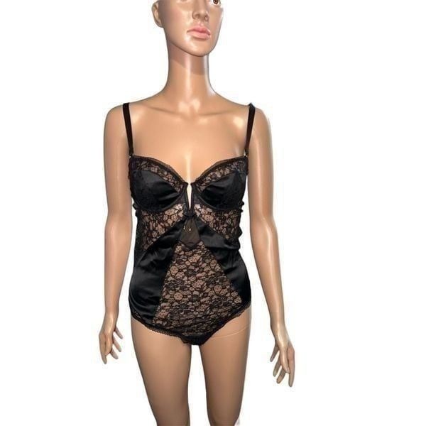 New without tag Victoria’s Secret Black Lace and Satin Teddy 36C