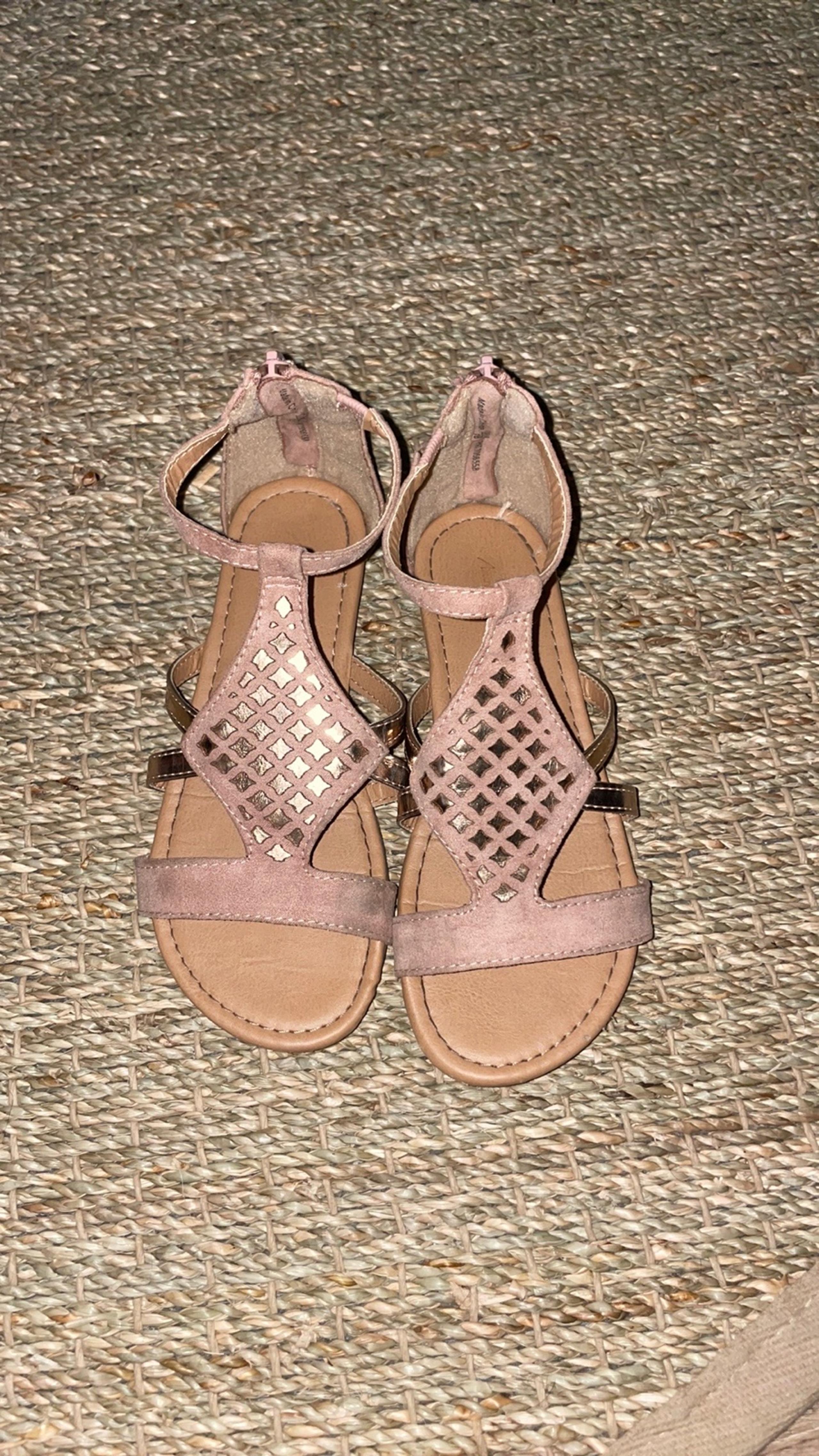 Girls childs kids American Eagle beige brown open toe sandals shoes size 2
