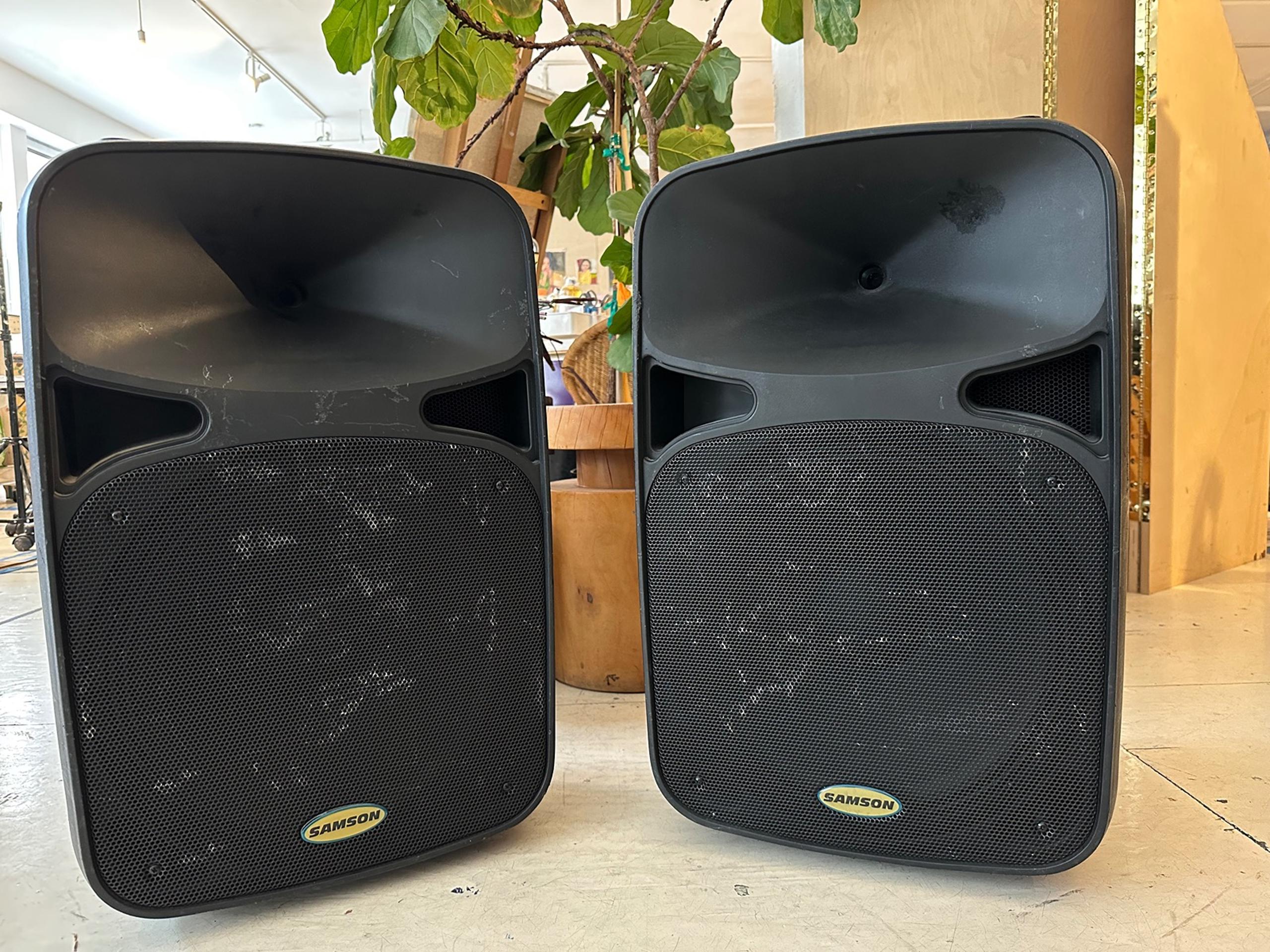 Samson Auro D415 2-Way Active Loudspeaker 400w with stands- pair