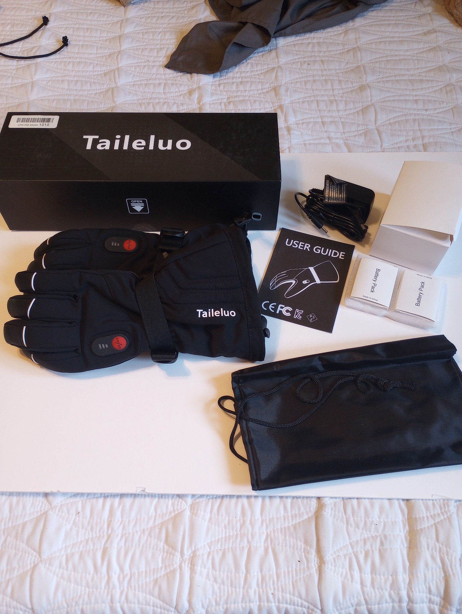 Two pairs of Taileluo heating gloves. New!!! Rechargeable.