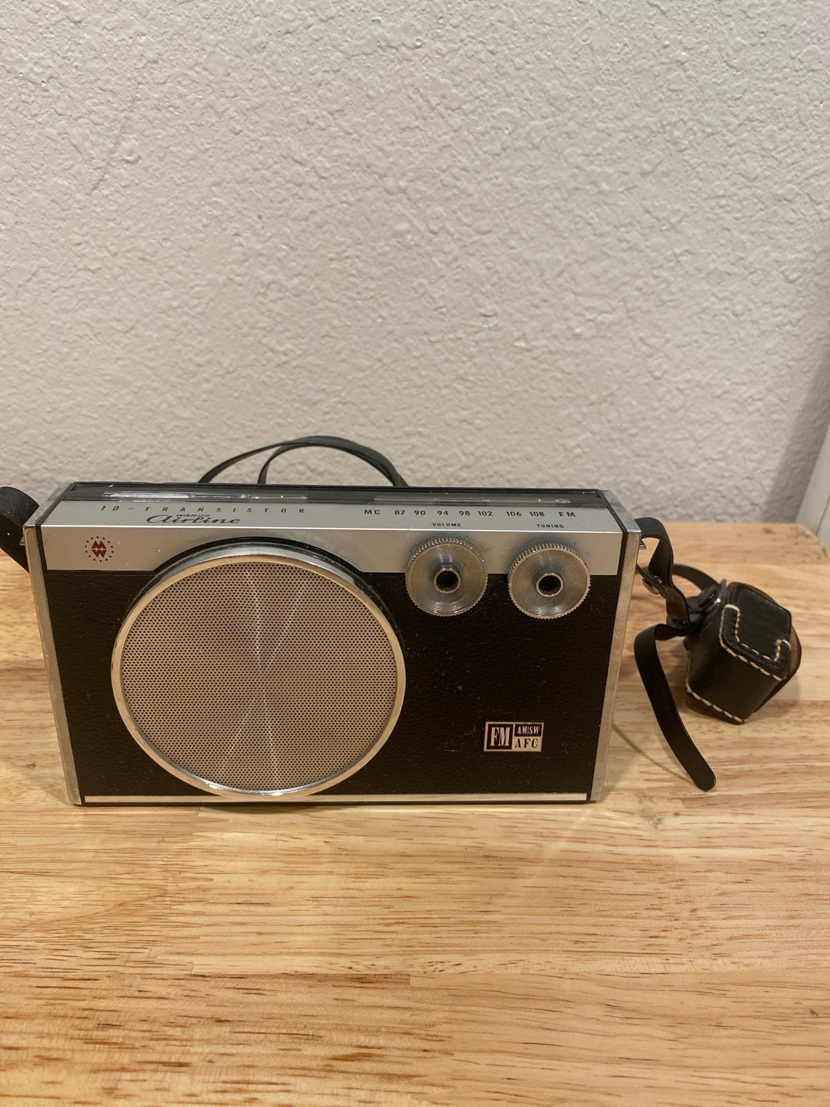 Vintage 1974 Wards Airline 577-32-9064 FM AM/SW afc Radio. Carrying Strap.