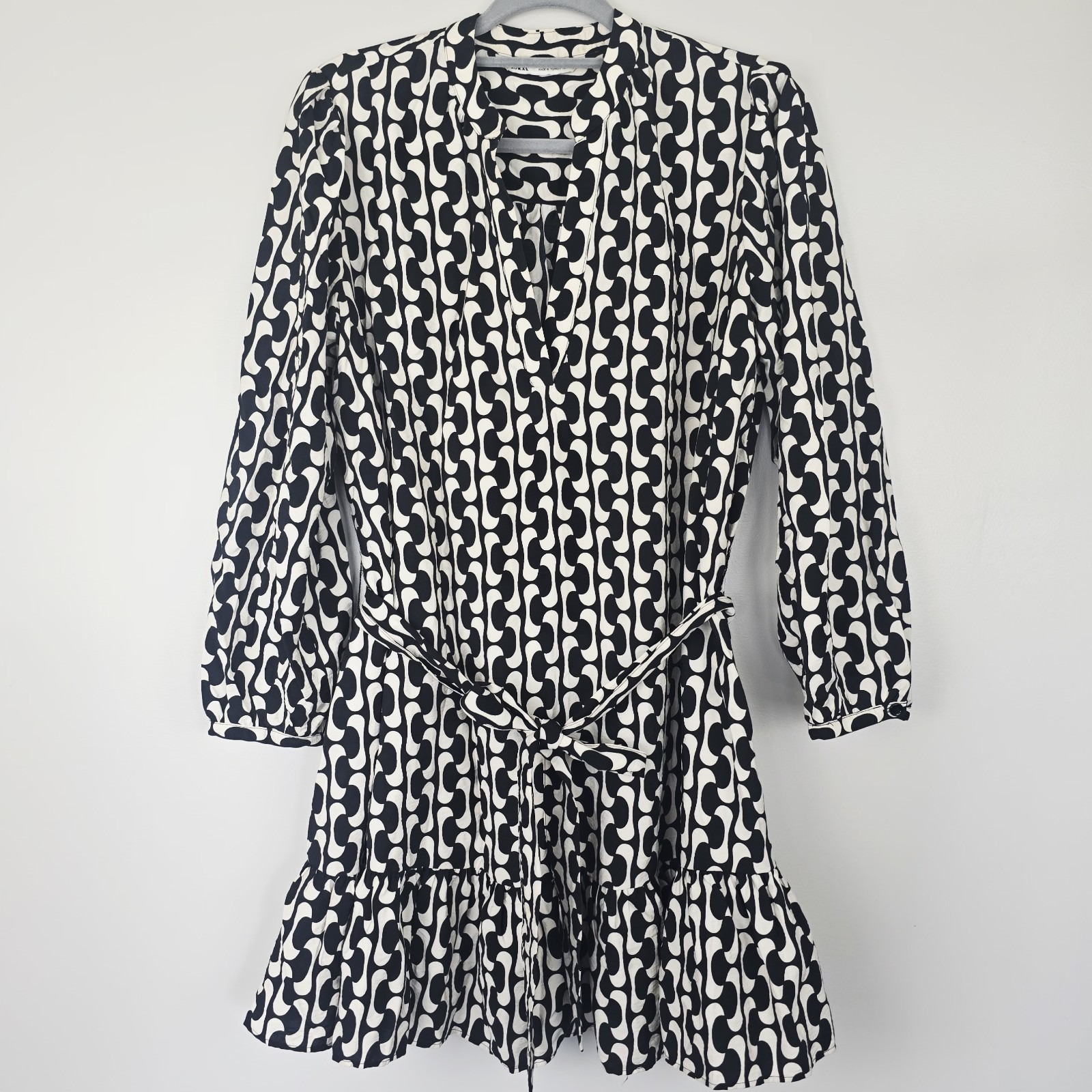 ZARA The Paula Dress Black / Ivory Geometric Print Sz Medium Long Sleeves.D111