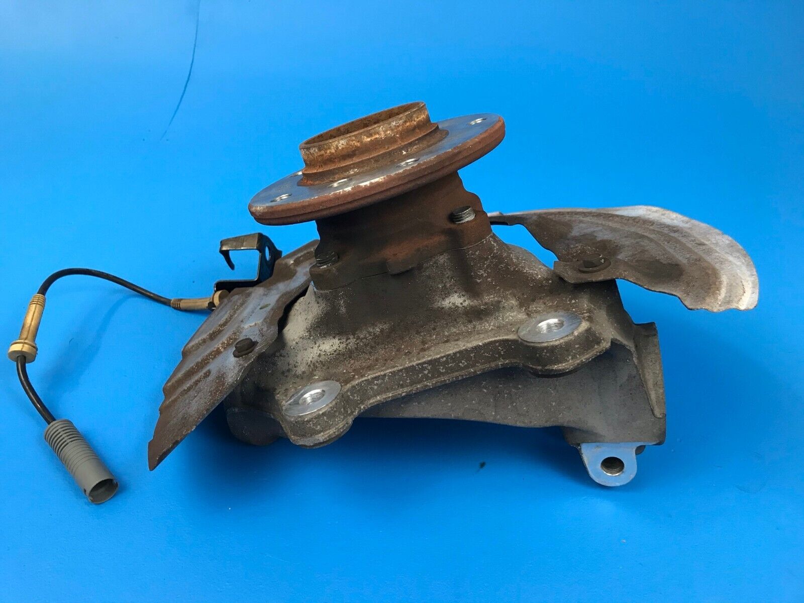 06-13 BMW E90 E91 E92 325I 328I 330I 335I FRONT LEFT SPINDLE KNUCKLE WHEEL HUB