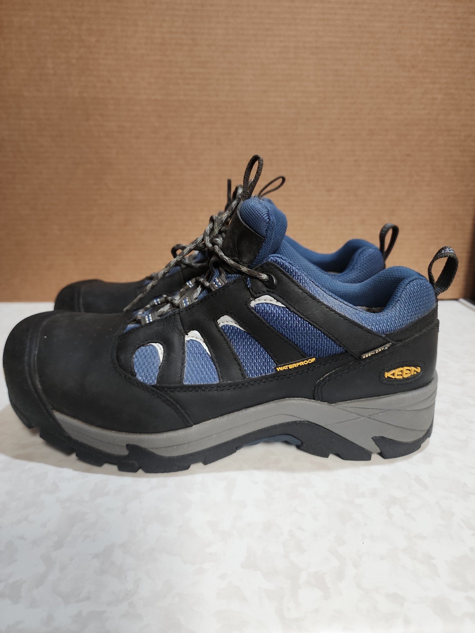 keen steel toe shoes men's 11.5 great condition..like new.. number 1528