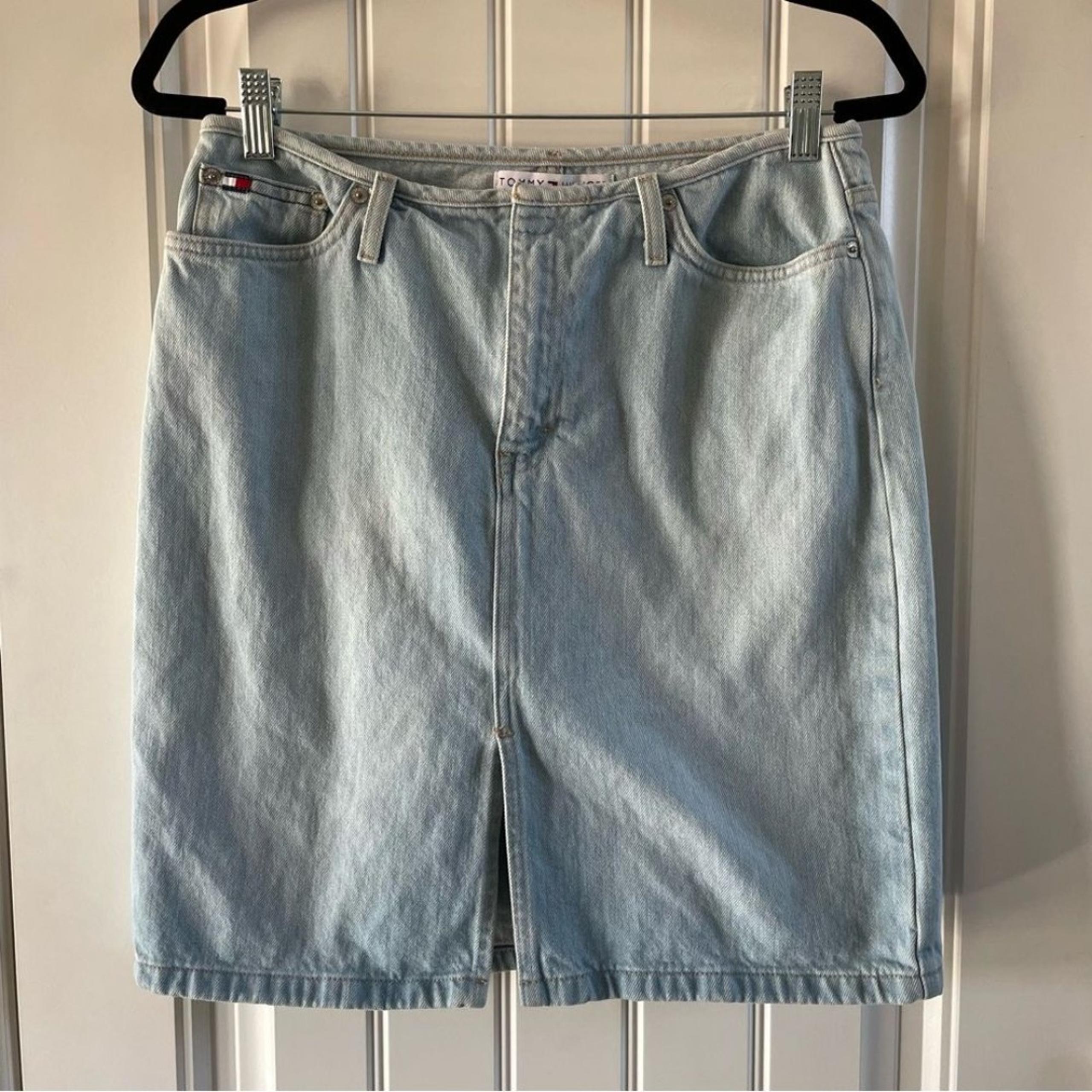 Tommy Hilfiger Vintage Y2K Light Wash Knee Length Denim Jean Skirt | Size 8