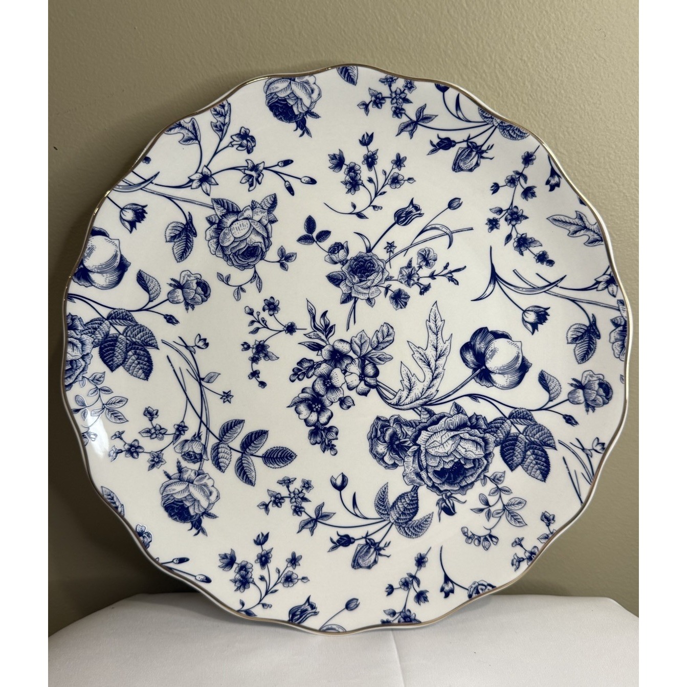 Set of 4 Godinger Blue Floral 10 1/2 Scalloped Edge Dinner Plates, Gold Trimmed