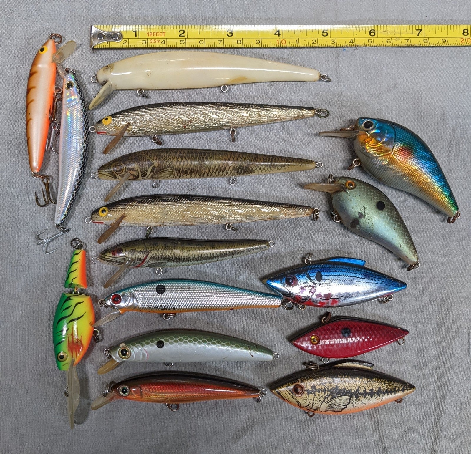 VINTAGE REBEL JERK BAITS & OTHERS CRANK BAITS & RATTLE TRAPS. 2 HAVE HOOKS.