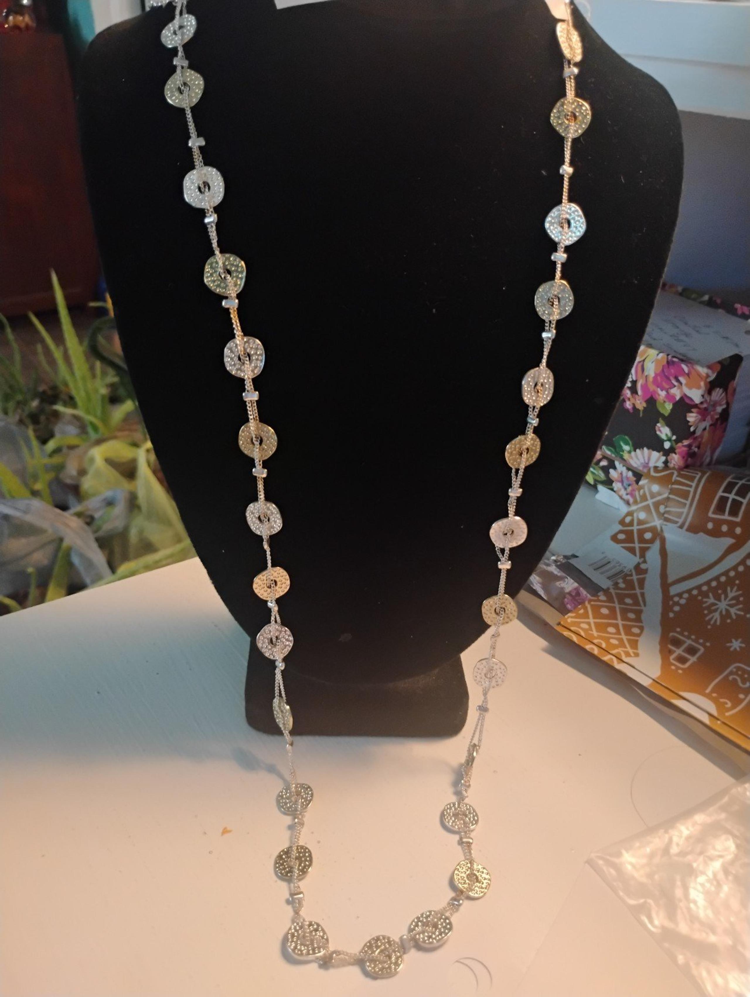 ❣️♥️Luxurious!/ Silvertone Discs charms Necklace set♥️
