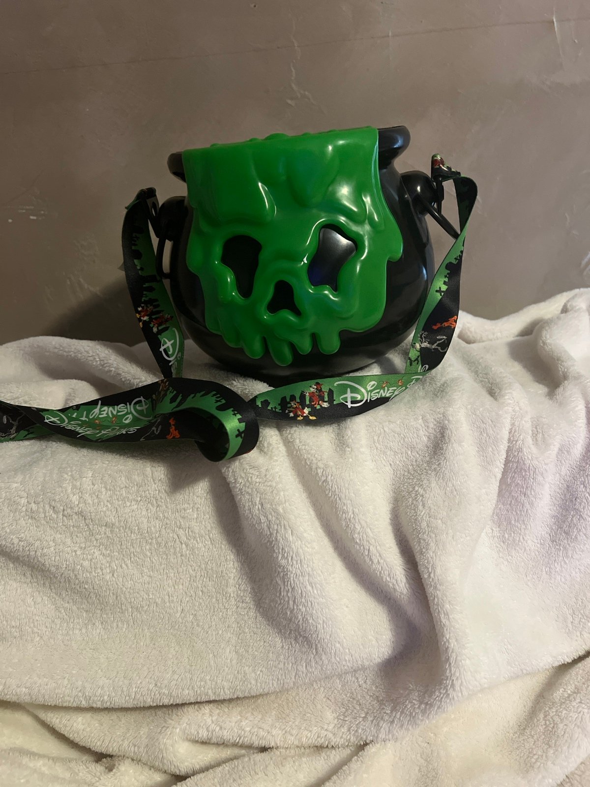 Poison Apple very rare popcorn light up bucket Snow White