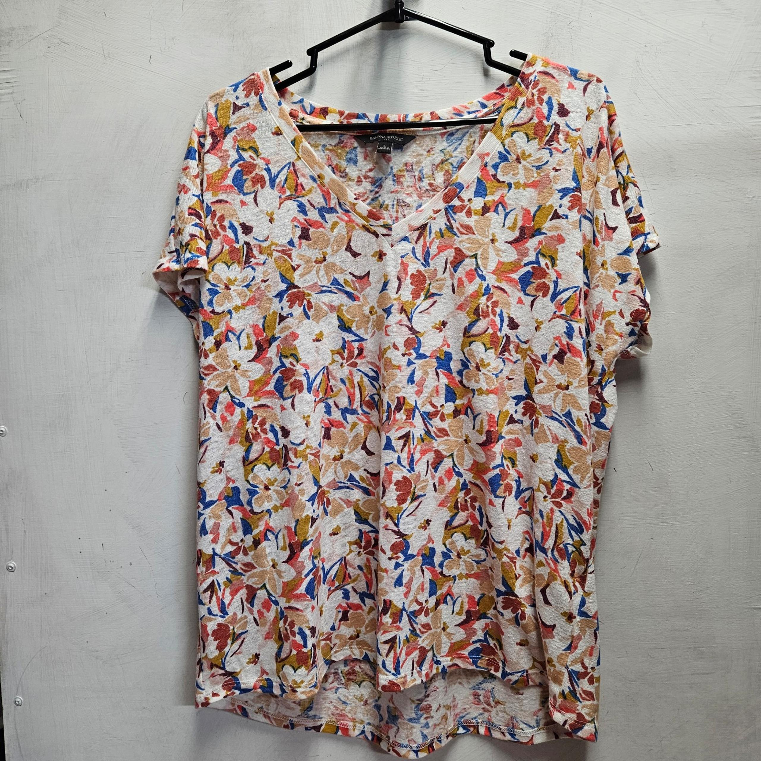 Banana Republic allover floral print v-neck tee shirt ~ womens large