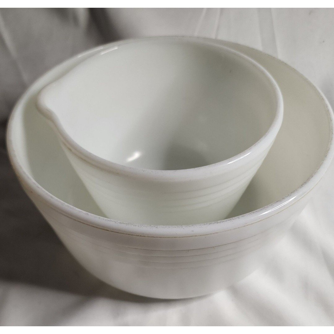 VINTAGE 2pc White Ribbed Milk Glass PYREX Mixing Bowls By HAMILTON BEACH GuC