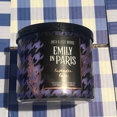 3-wickets candle Emily In Paris