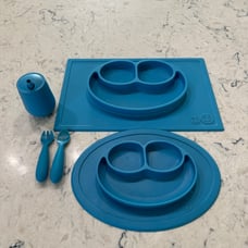 EZPZ mini feeding set with additional training cup & happy mat