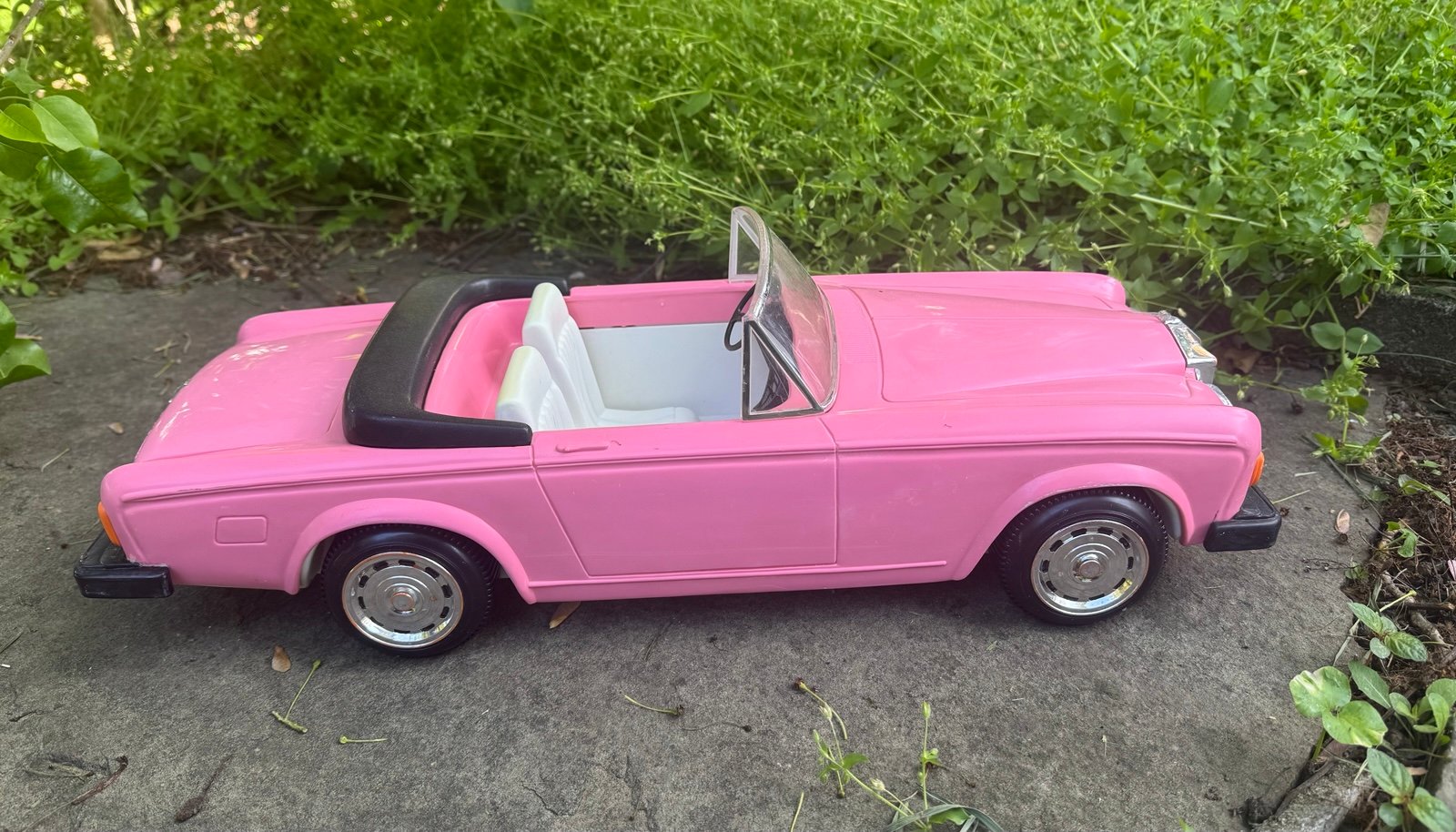Vintage 1980’s Barbie Rolls Royce convertible car