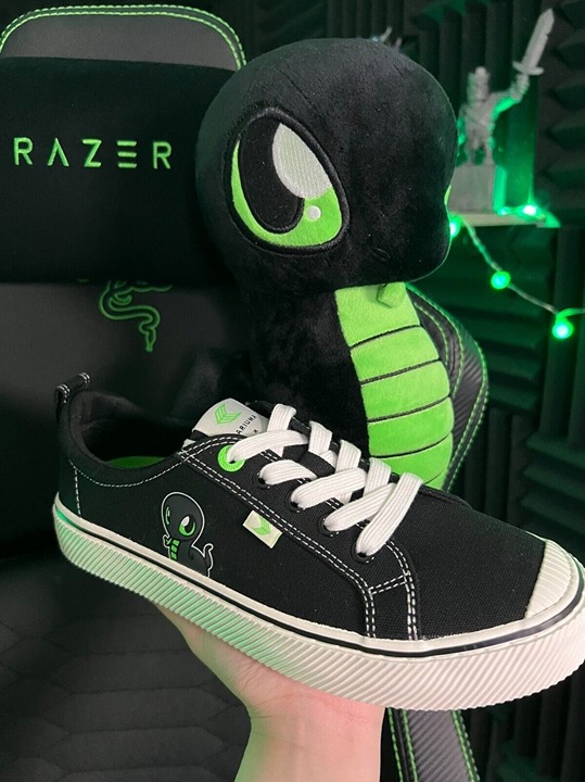 Cariuma OCA Low Razer Black Canvas Sneaker - Men's Size 7 - Women's Size 8.5