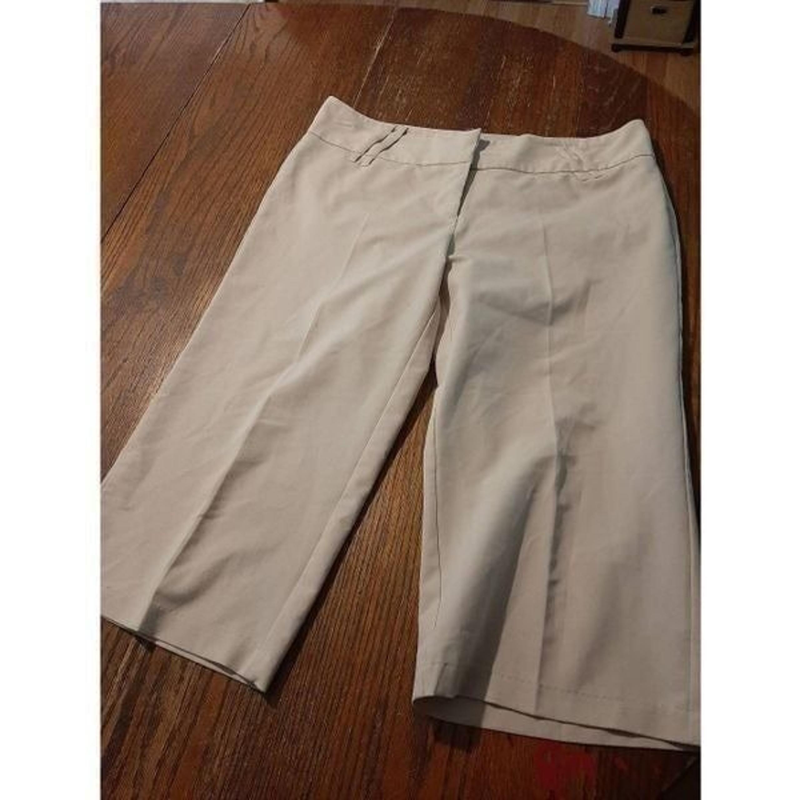 Size 11/12 Maurices Cream Light Tan Bermuda Shorts Capris Pedal Pushers Skimmers