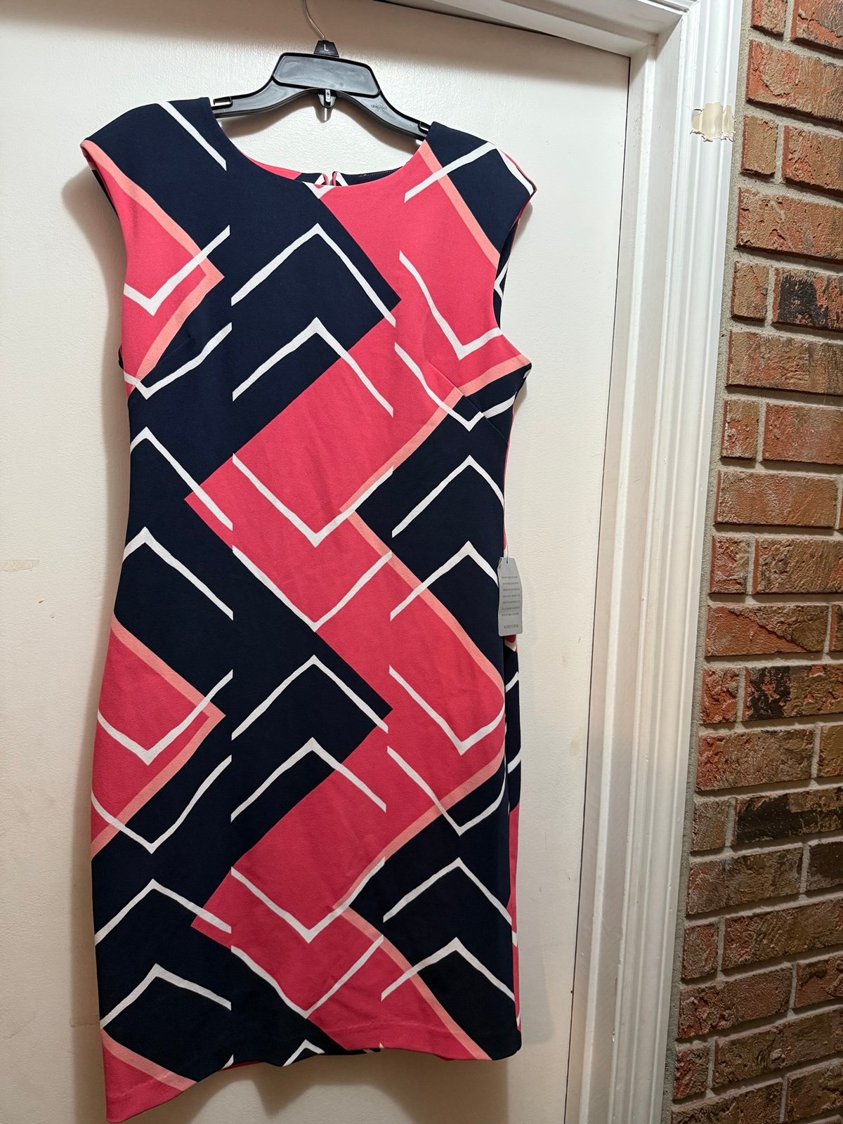 Vince Camuto sheath dress. NWT back zip and cap sleeves