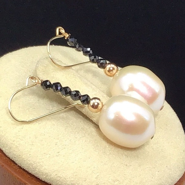 14K Yellow Gold White Pearl Black Spinel Earrings 3.4 Grams 10mm Pearl 1.25”