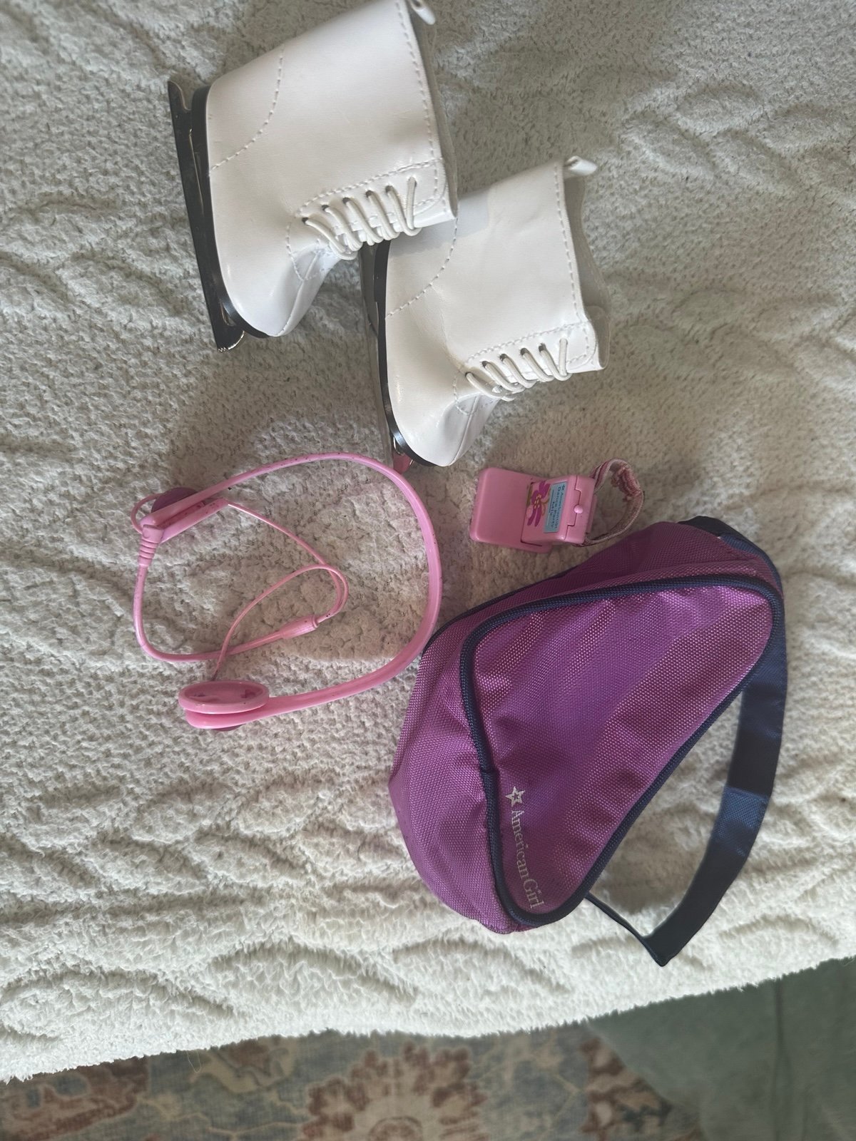AMERICAN GIRL Doll MIA Mia's White SKATES Music Player BAG A539