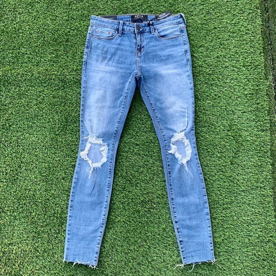 NWT DISTLD Mid Rise Skinny Jeans Distressed Women 28 x 30
