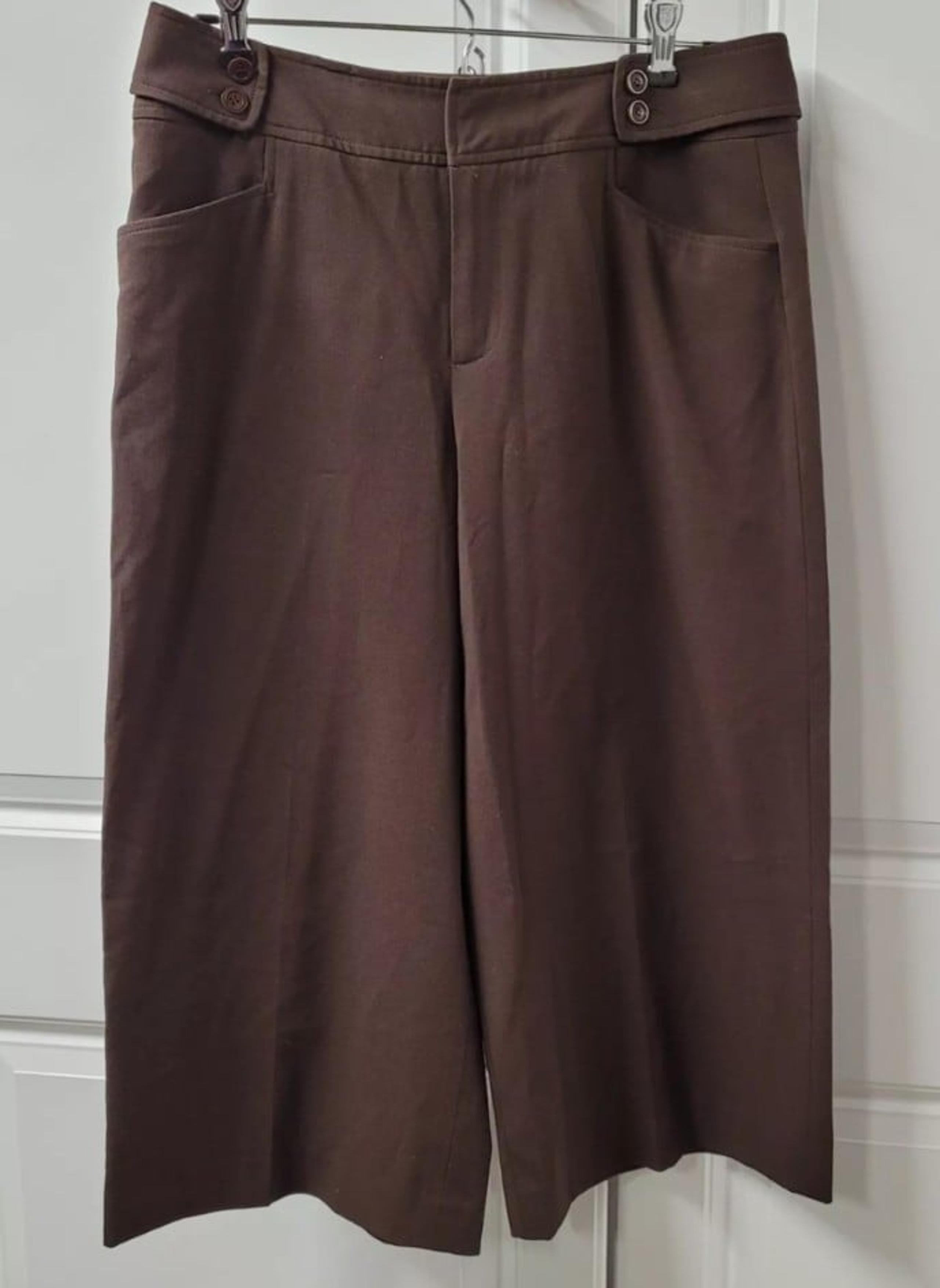 Nine West Capri Cropped Pants
Size: 6
Brown