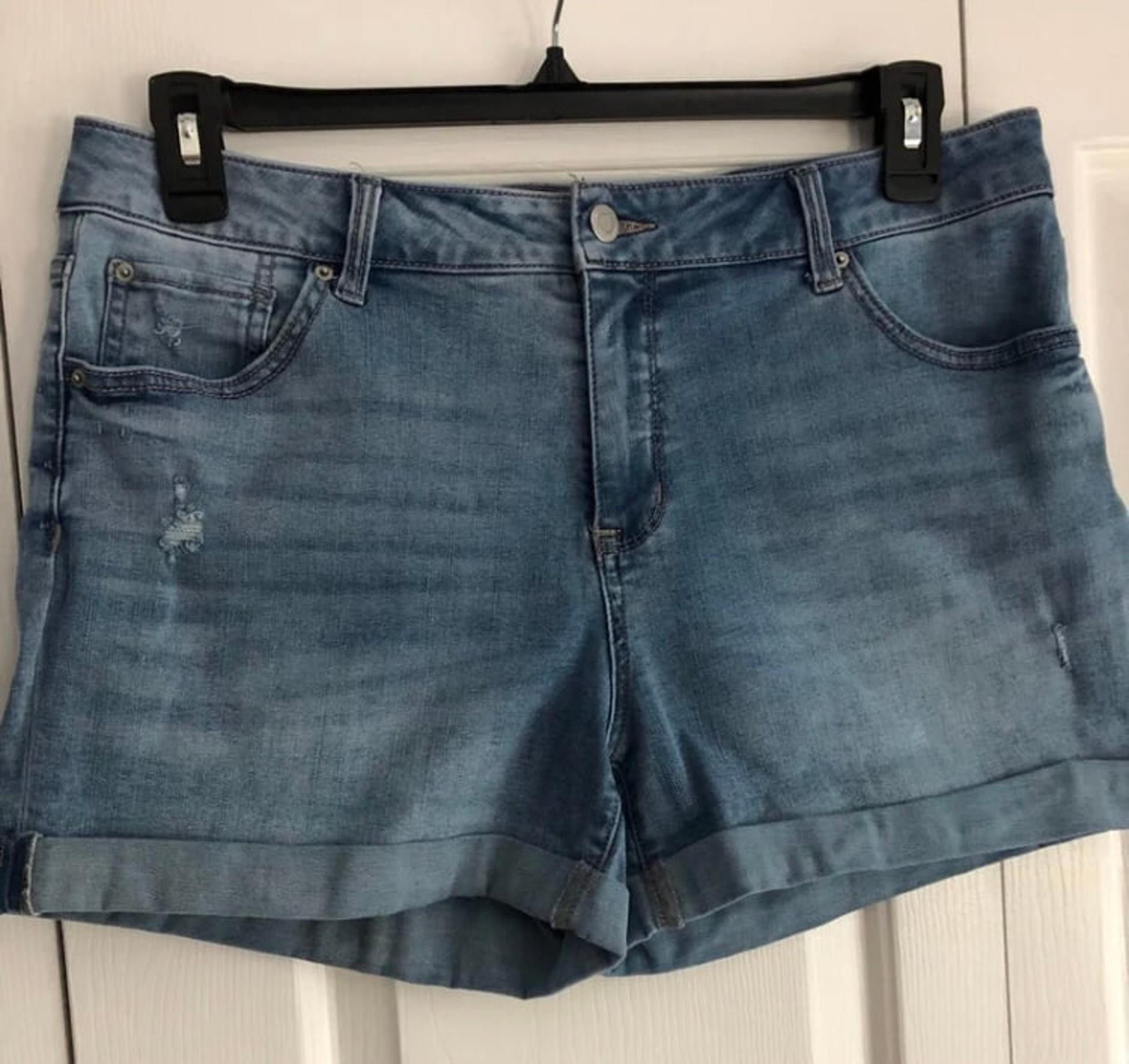 Time and Tru Mid Rise Light Wash Slightly Distressed Denim Jean Shorts Size 14