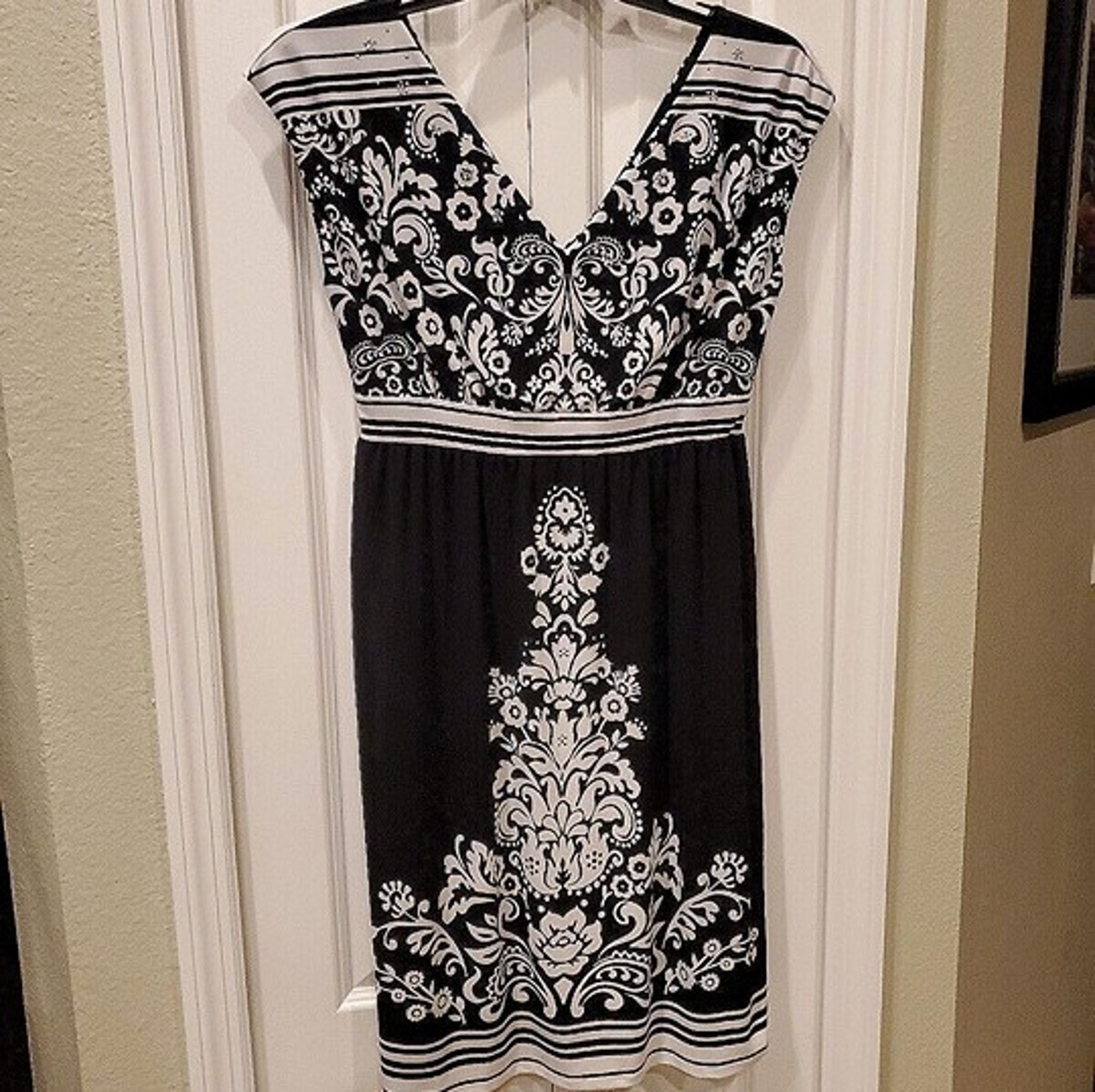 L@@K Madison Black & White Floral Dress V Neck & Back Size M