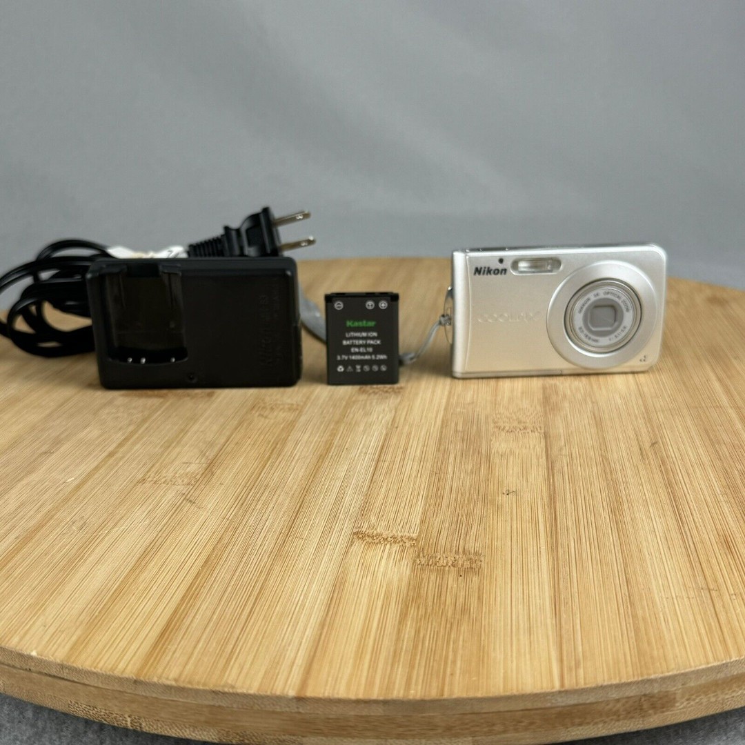 Nikon COOLPIX S202 8.1MP Digital Camera W/Battery and Charger -PARTS- LENS ERROR