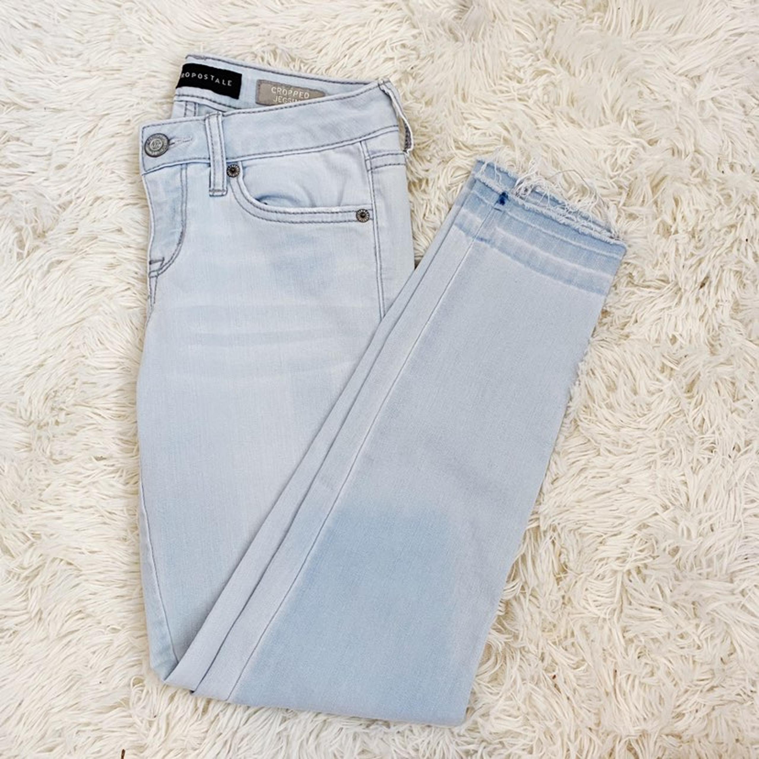 Light Wash Cropped Jeggings W/ Raw Hem