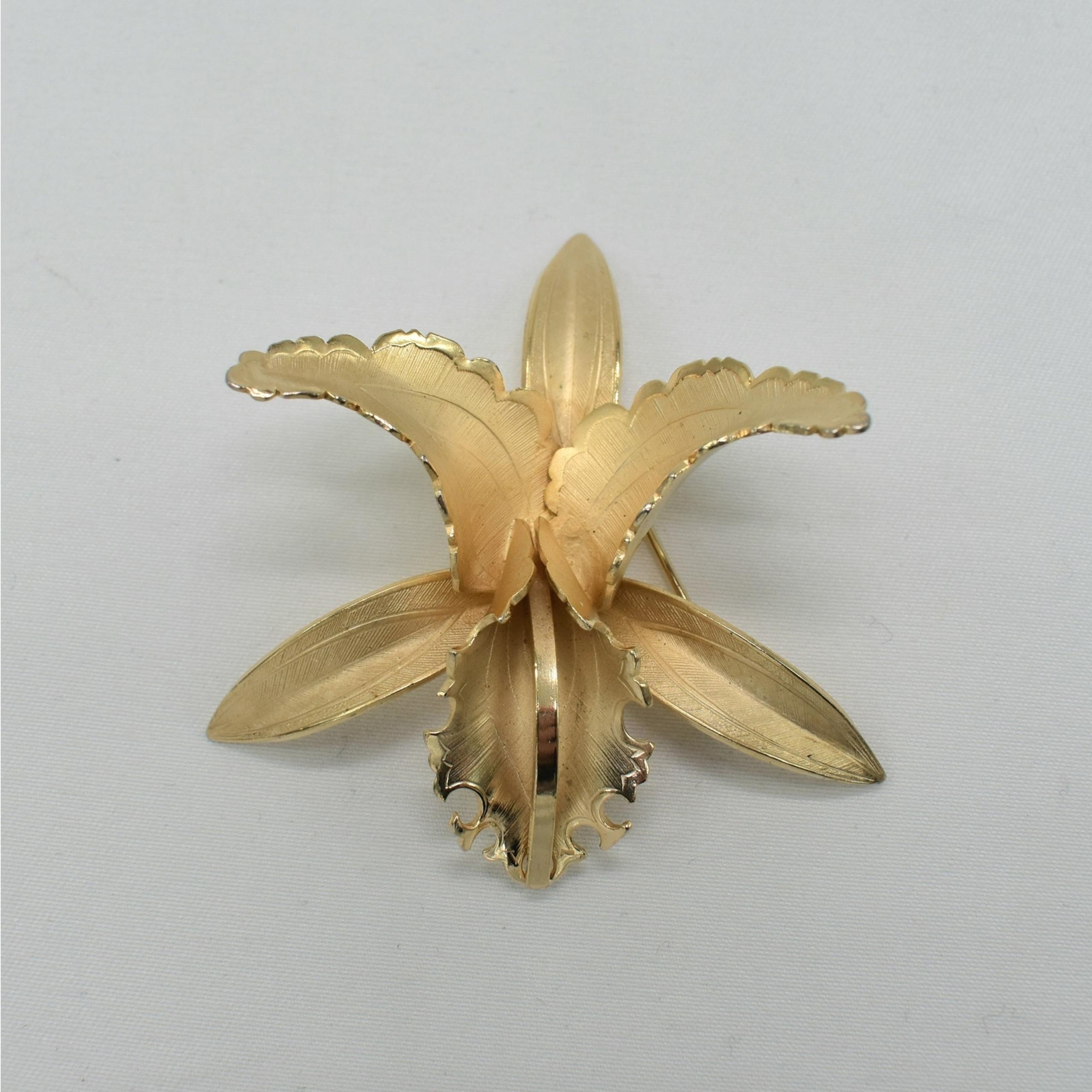 Vintage Giovanni Signed Gold Tone Metal Orchid flower pin brooch elegant floral