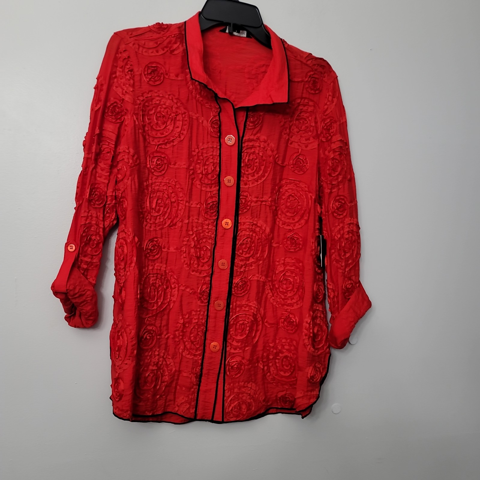 John Mark Floral Plaque Collar 3/4 Cinched Roll SleeveWire Sleeve Top