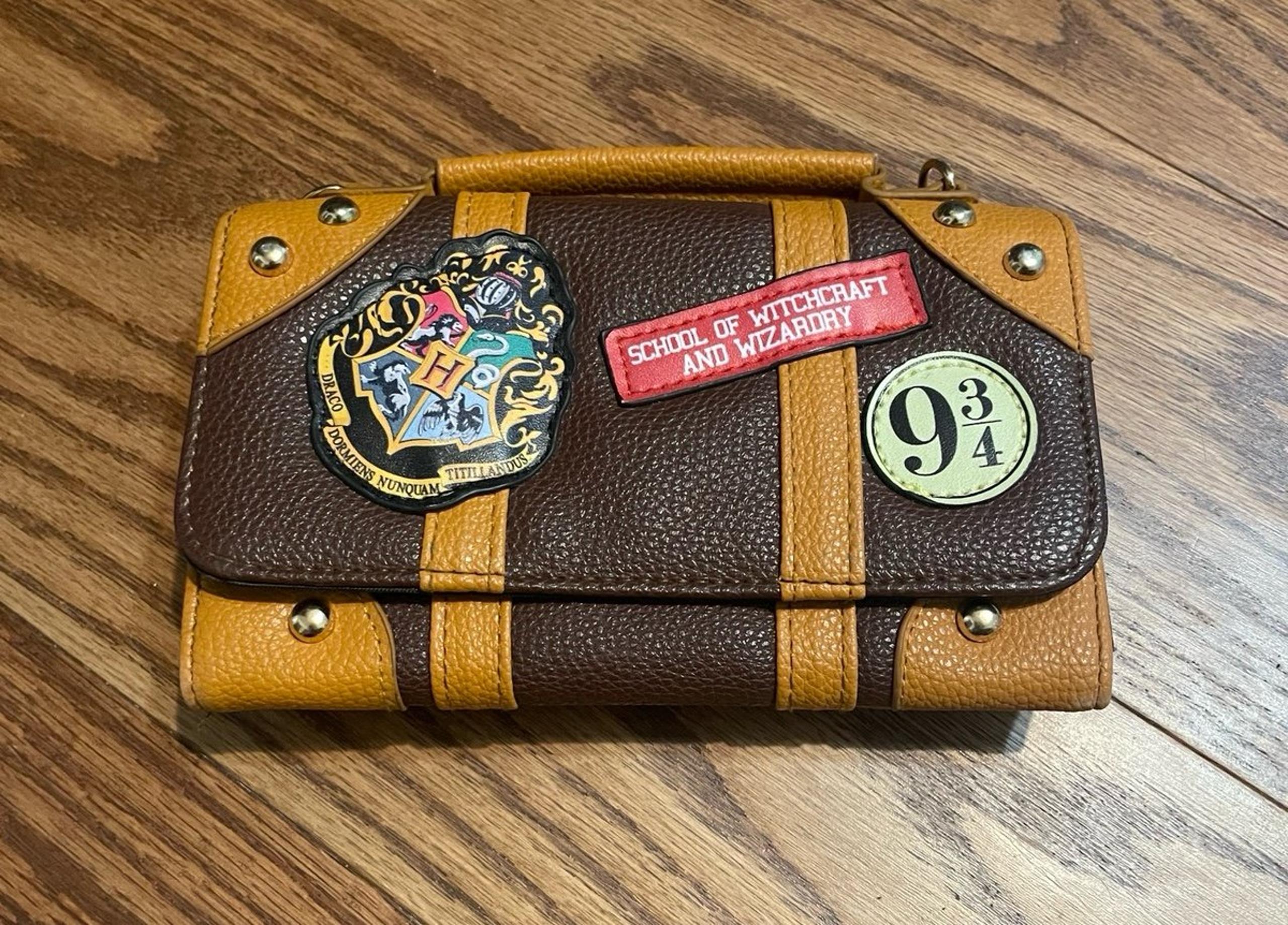 Harry potter trunk/suitcase style hogwarts 9 3/4 wallet / clutch