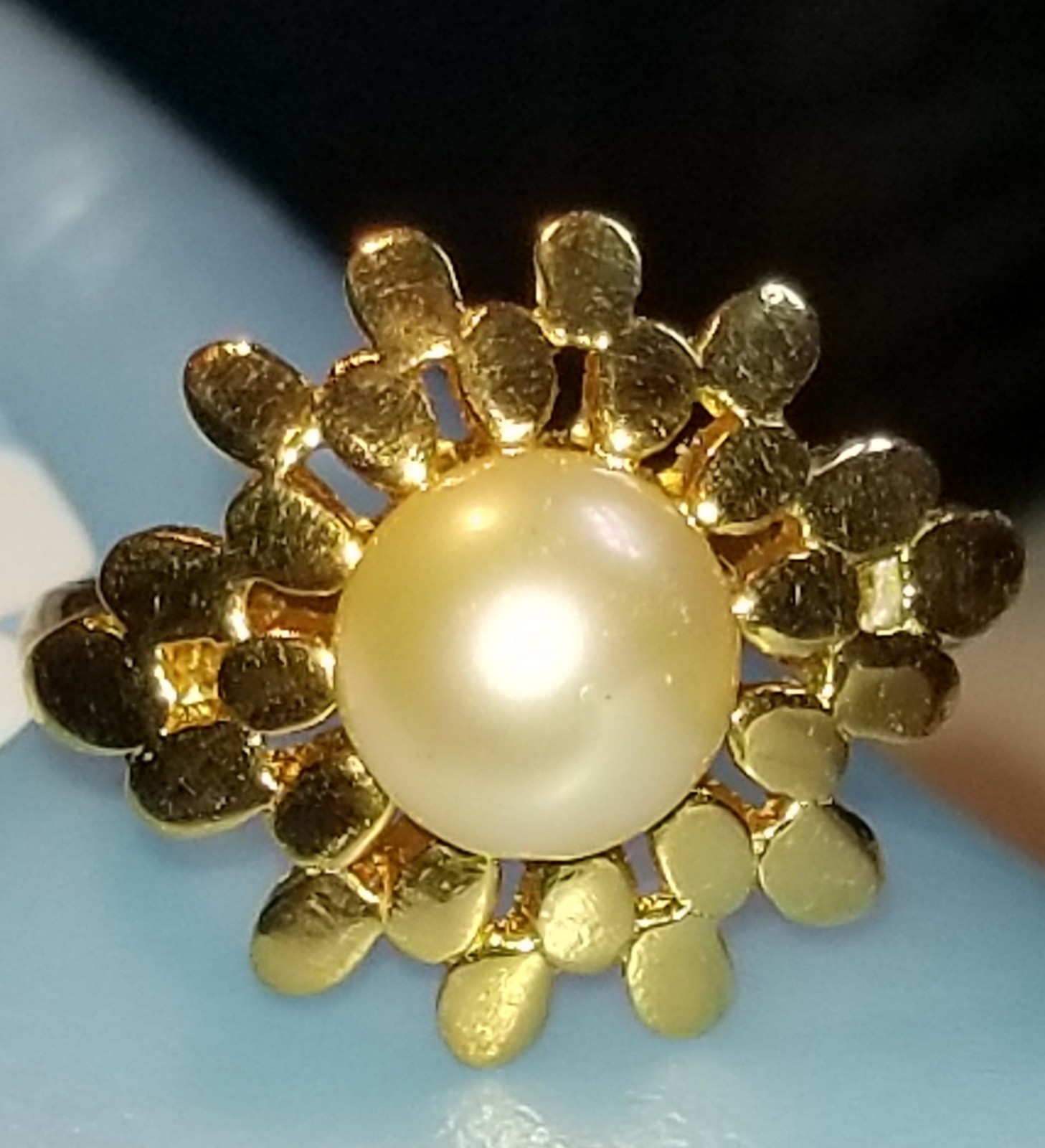 Majorica Pearl & Gold Tone Sunburst Setting.

Preowned with normal wear.