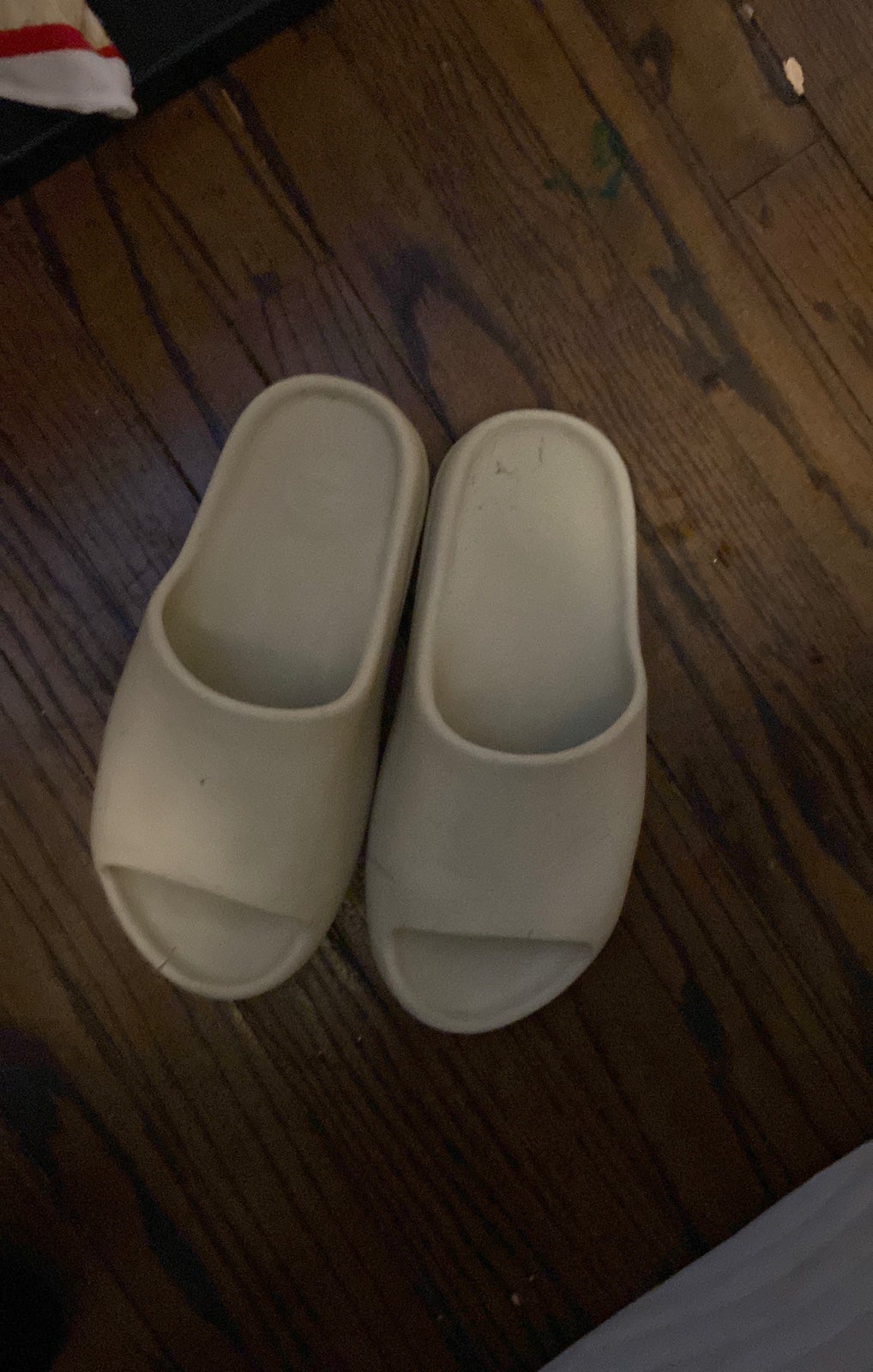 Aiddas Yeezy slides size 8
