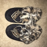 guess fluffy slippers