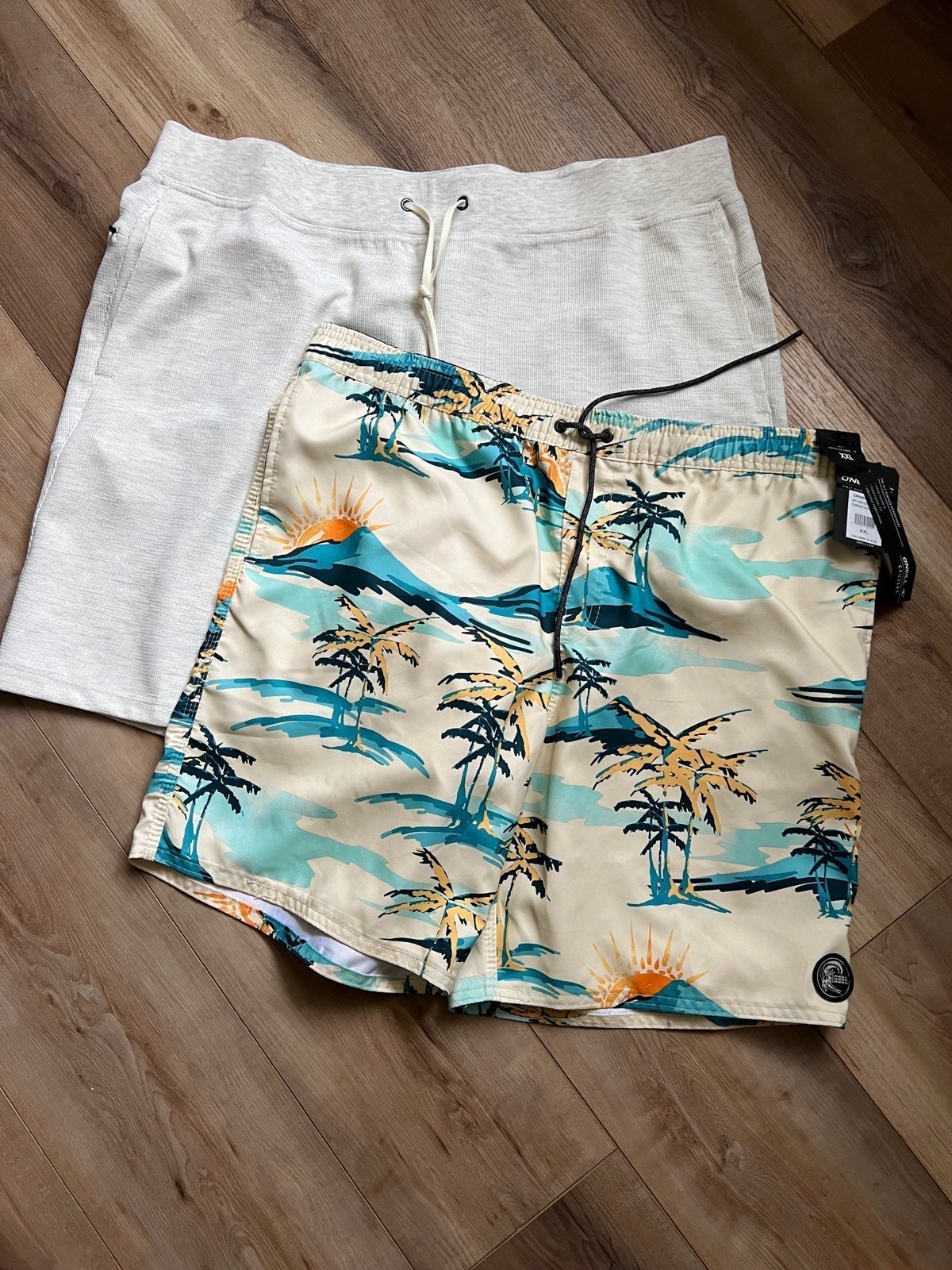 NWT Men’s XXL Shorts Lot (2) crm knit + beach print