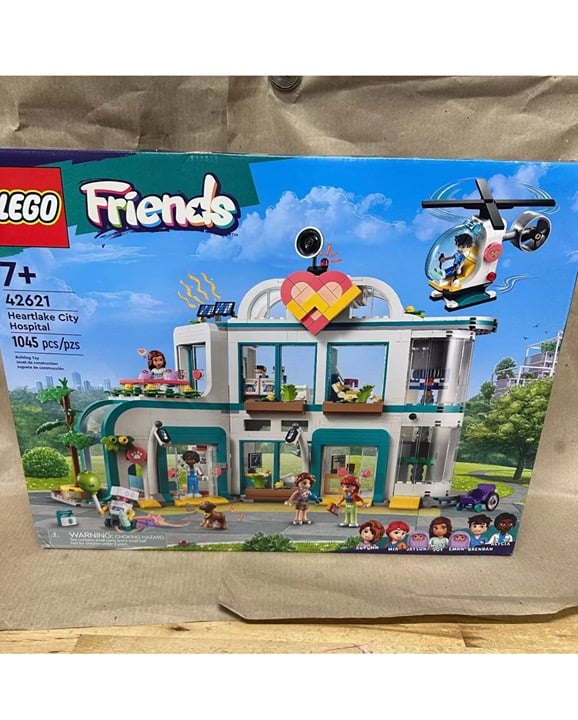 LEGO FRIENDS: Heartlake City Hospital 42621 brand new