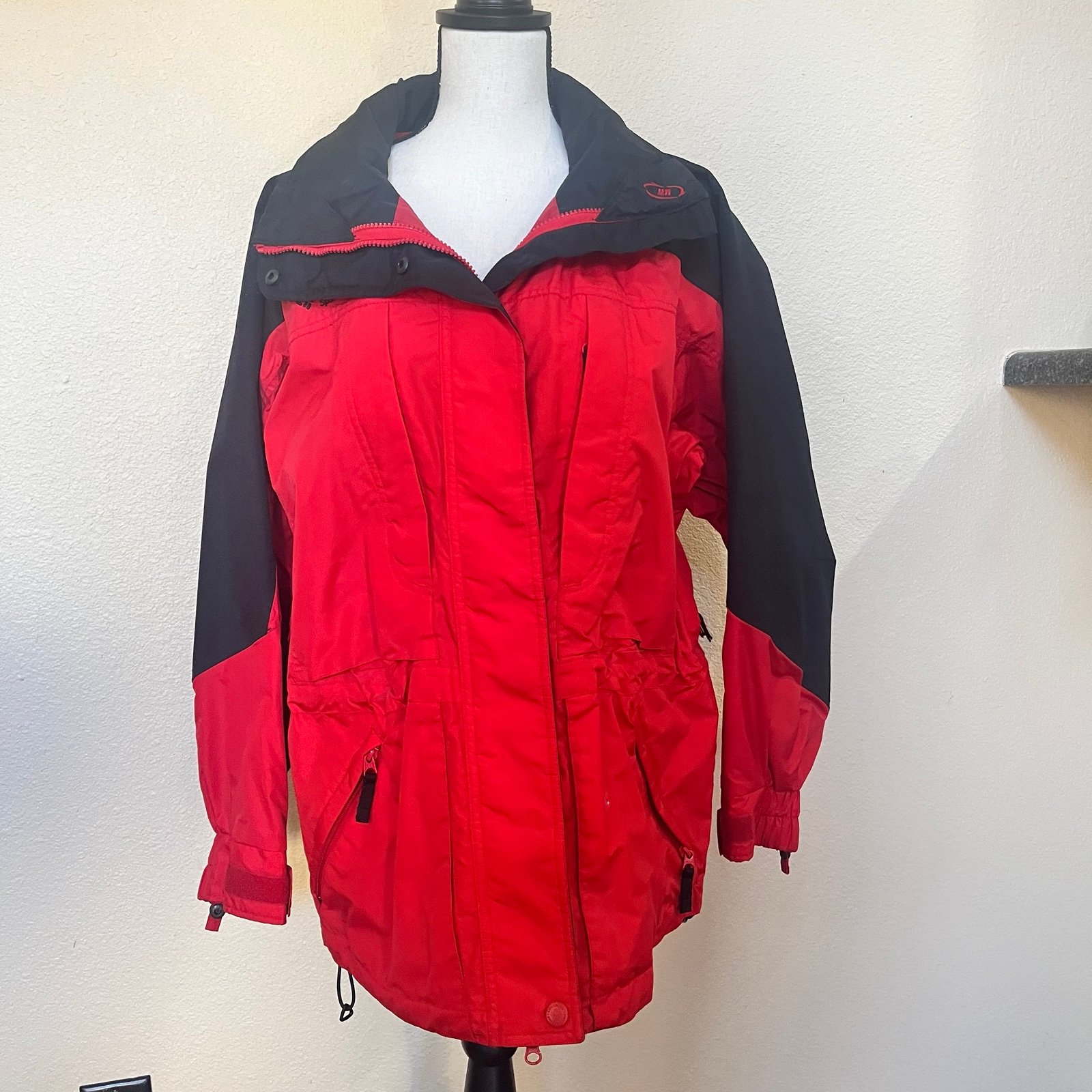Columbia coat shell with multiple pockets. Perfect for that next ski trip!