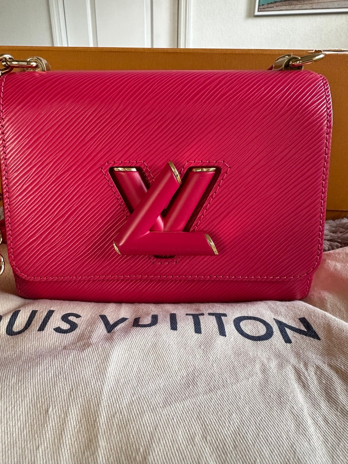Louis Vuitton lock me mini bag Like new