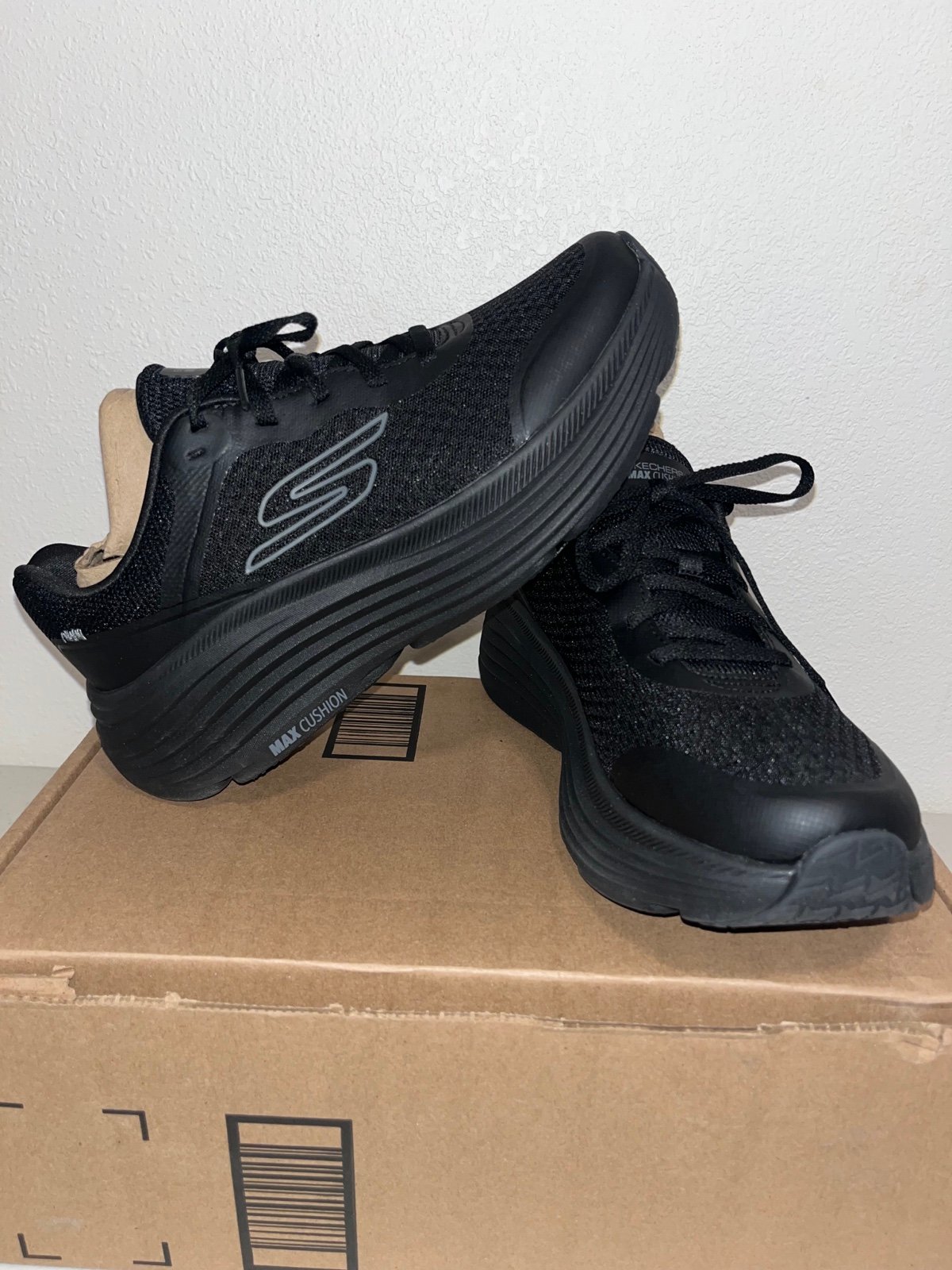 Sketchers max cushionIng endeavor sneakers women 8 triple black new