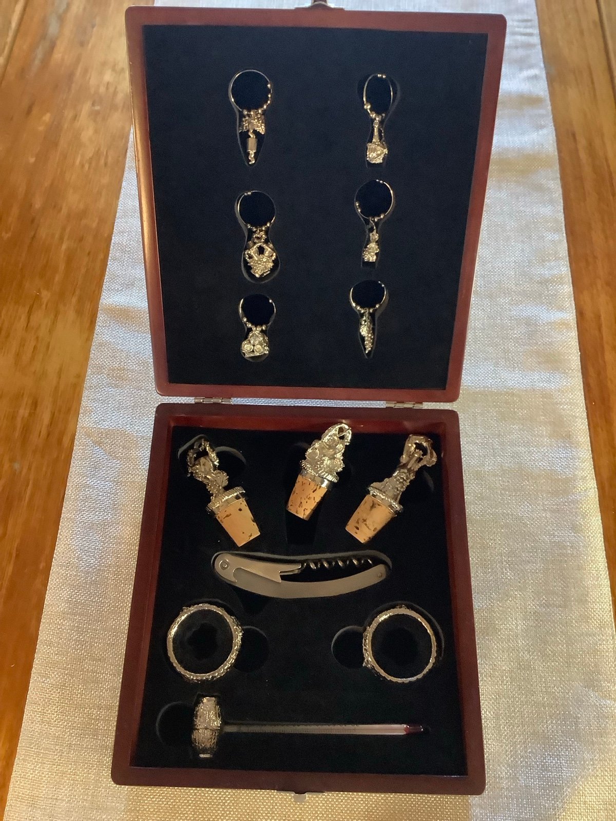 Wine accessory set