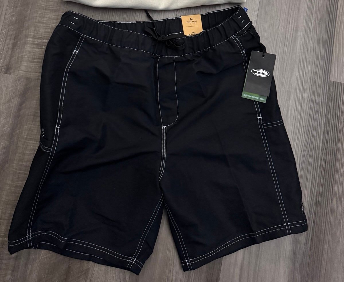 Quiksilver Amphibian black shorts & crème crewneck sweater size medium