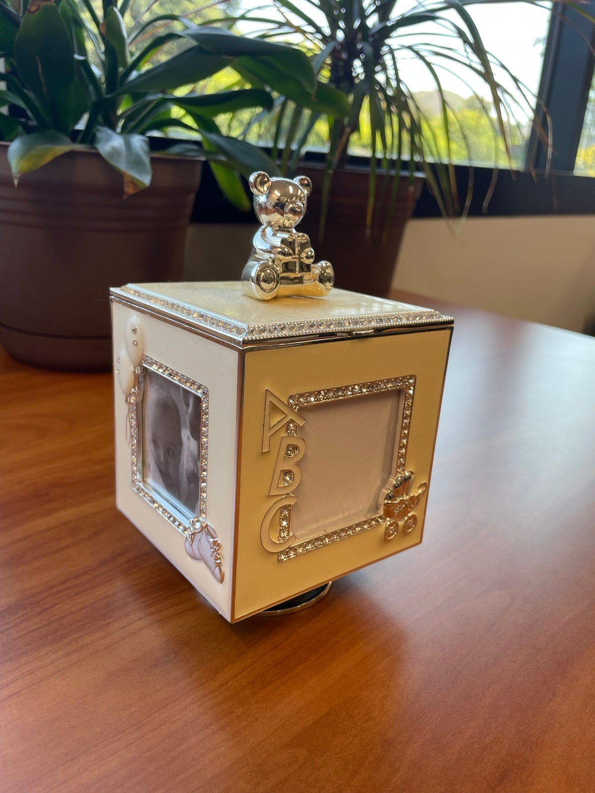 Musical jewelry box