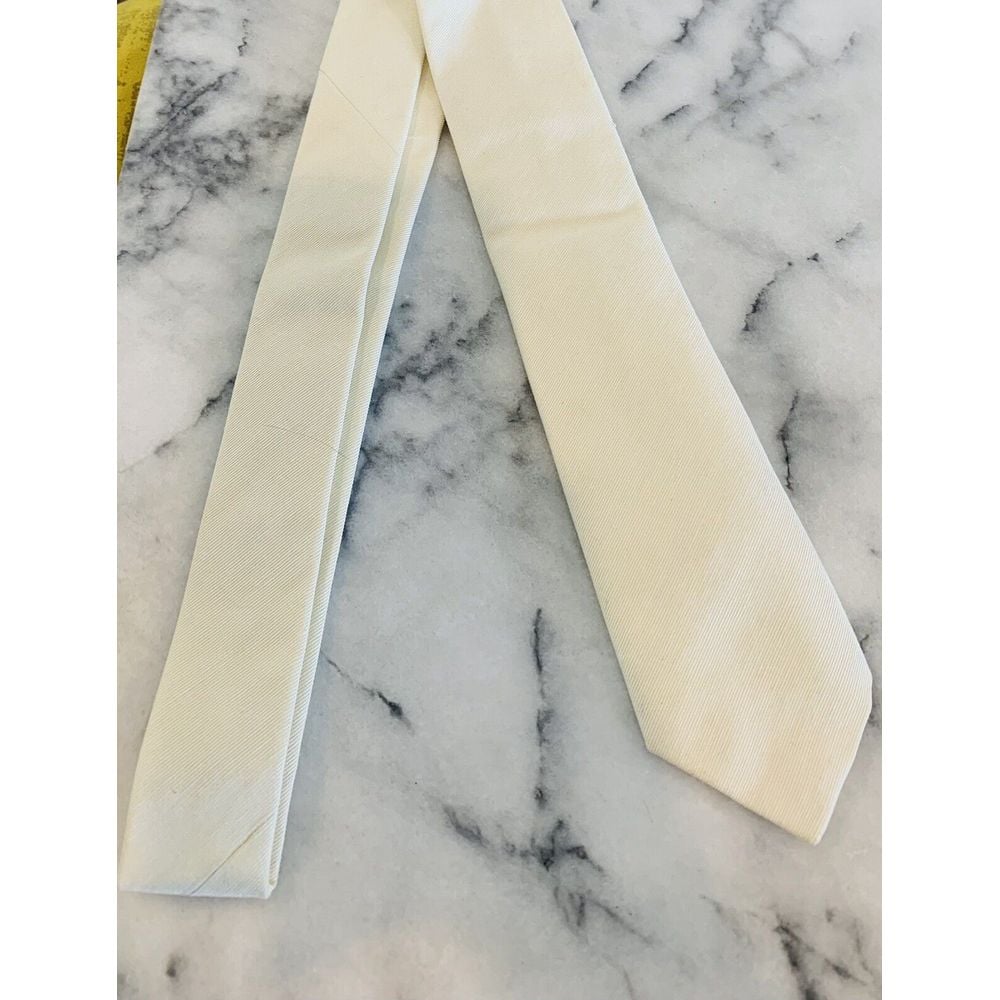 Boglioli New Without Tags Solid White Woven Narrow Tie Made In Italy 56 Length
