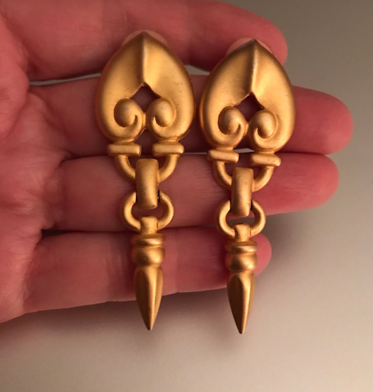 Etruscan Revival Signed “Profiles” Matte Gold Plated Dangle Earrings Pierced